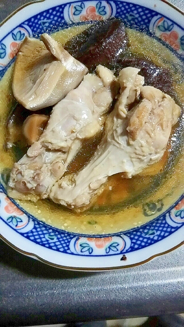 鶏手羽元とシイタケのスープ