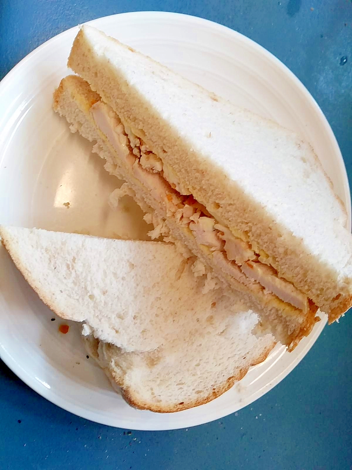 ローストチキンとアイオリソースのサンドイッチ