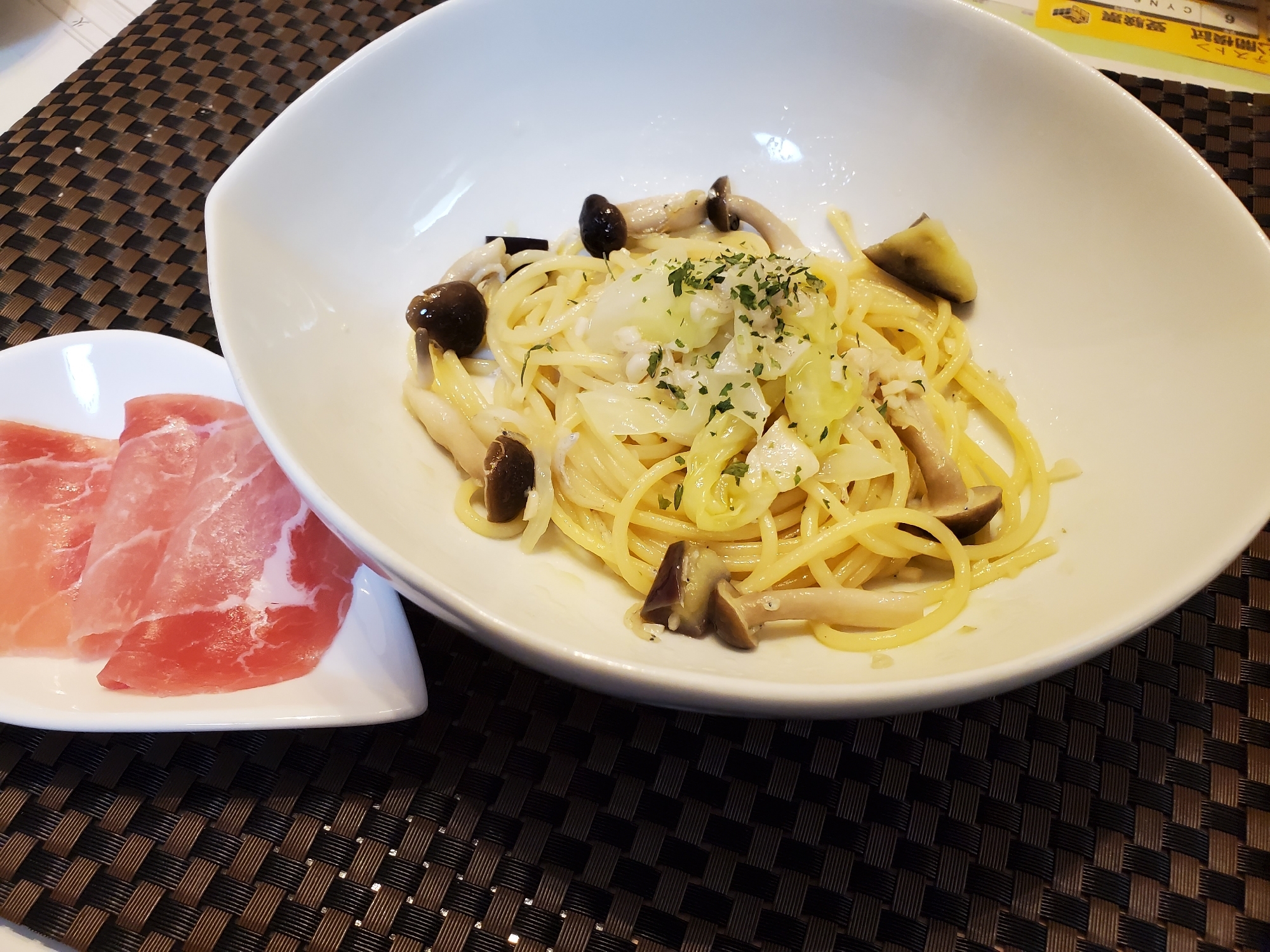 なす、キノコ、キャベツの入ったしらすパスタ