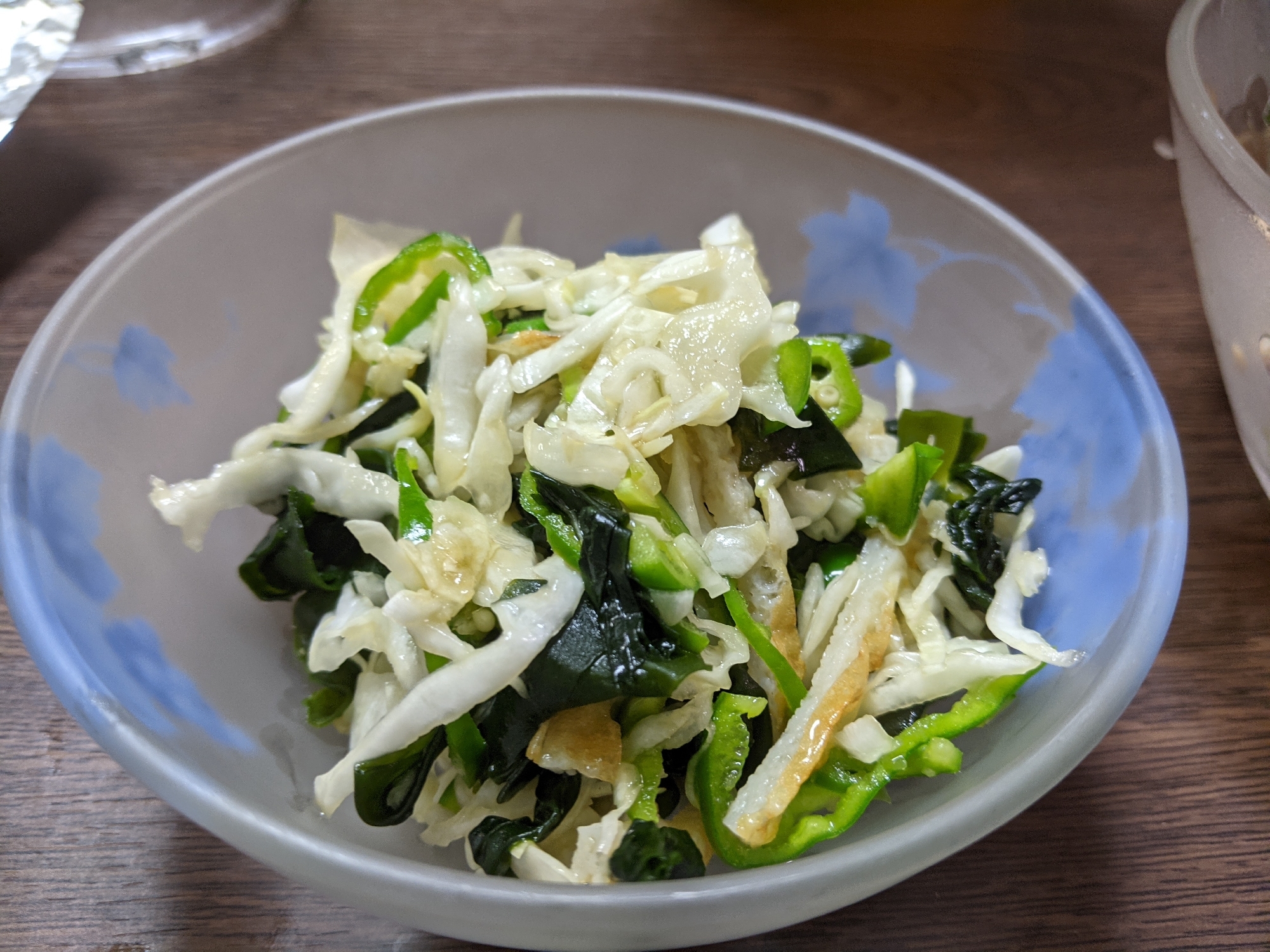 キャベツとピーマンとワカメと竹輪のサラダ