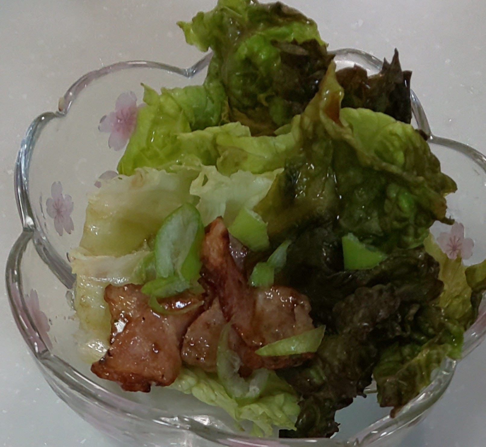 カリカリ豚肉☆ねぎのサニーレタスサラダ