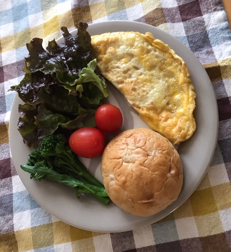 丸パンとチーズオムレツの朝ごはん