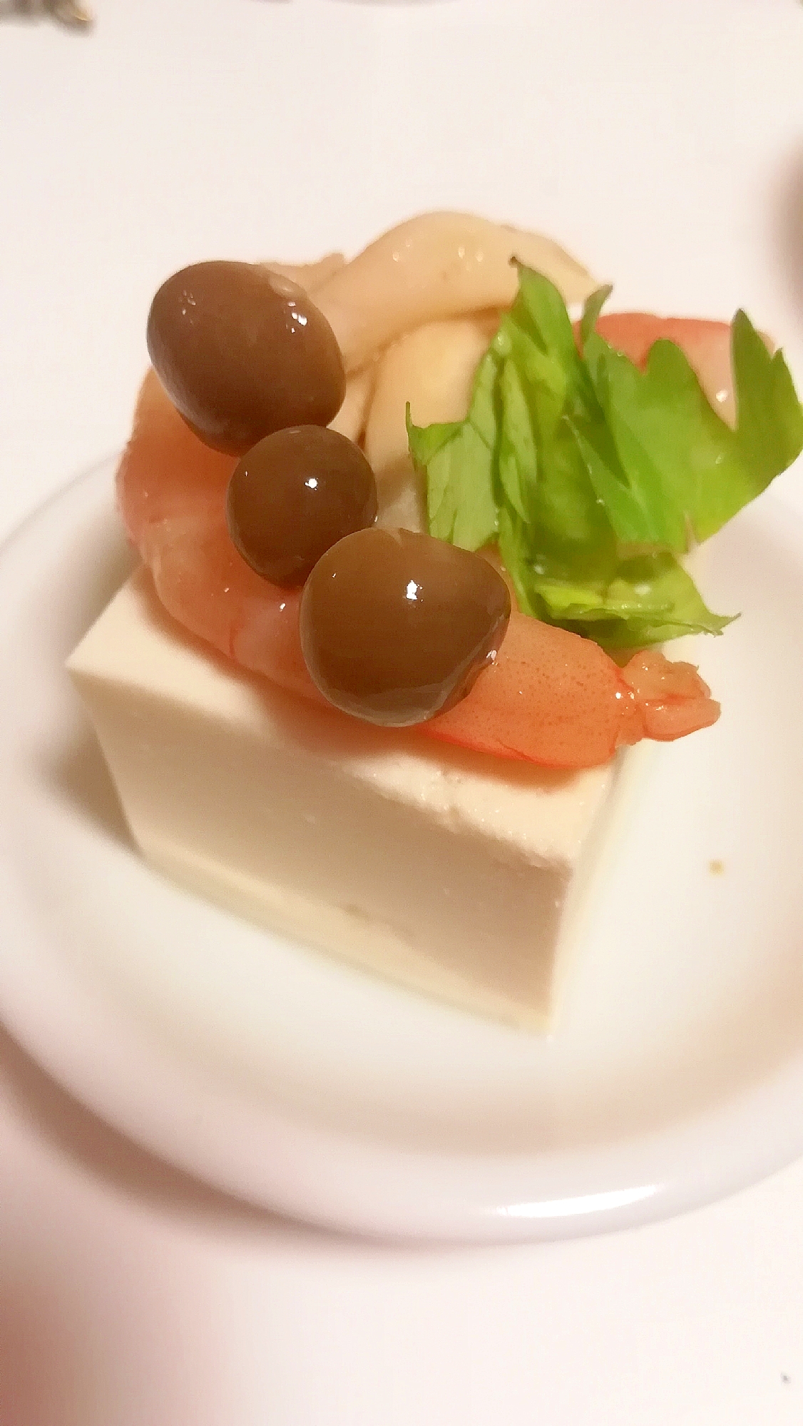 むきエビとしめじとセロリの葉の中華風味★冷や奴