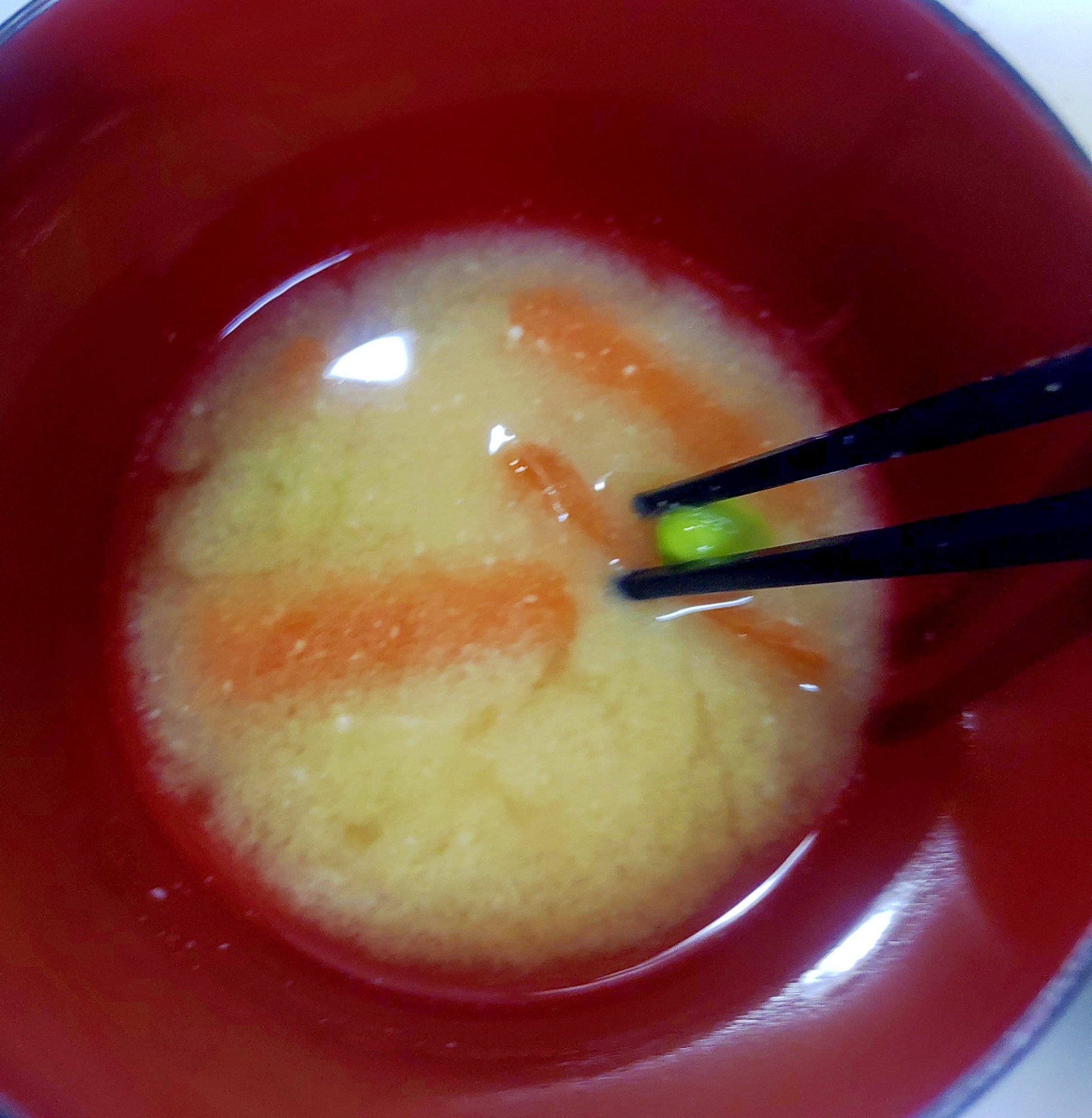 枝豆とニンジンの味噌汁
