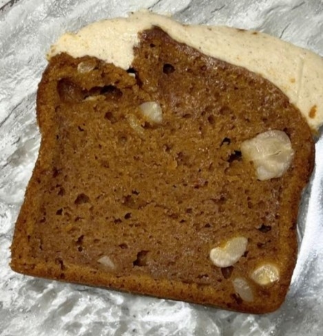 ヘーゼルナッツとクリームチーズフロスのケーキ