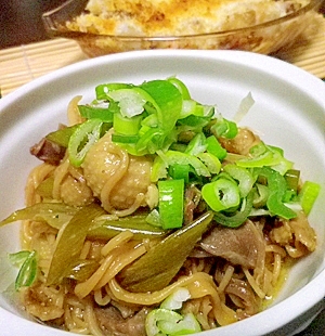 白い皿に盛られた鶏皮と糸こんにゃくの焼きそば風