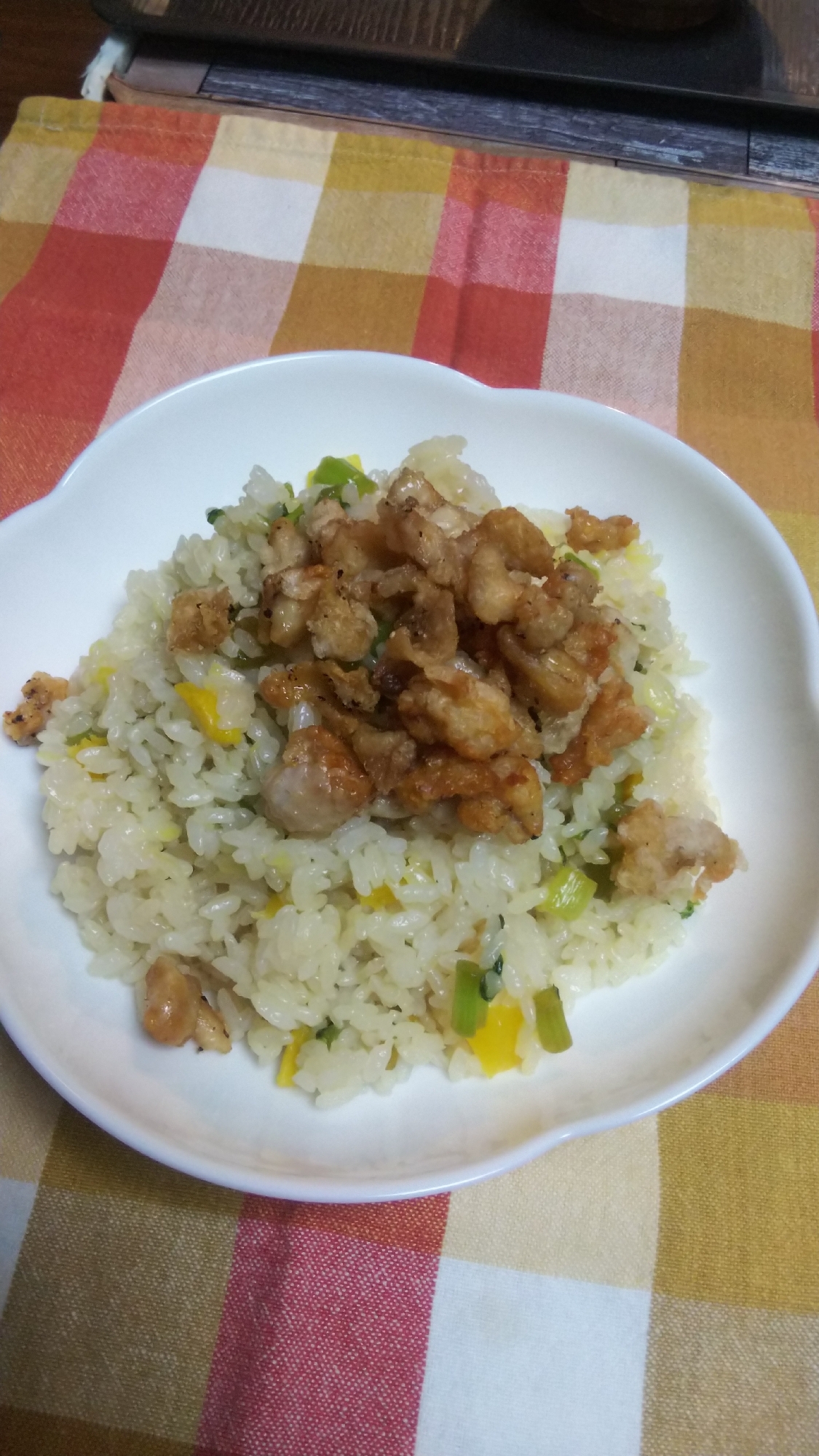 パリポリ食感☆鶏皮のせ大根葉と沢庵の混ぜご飯