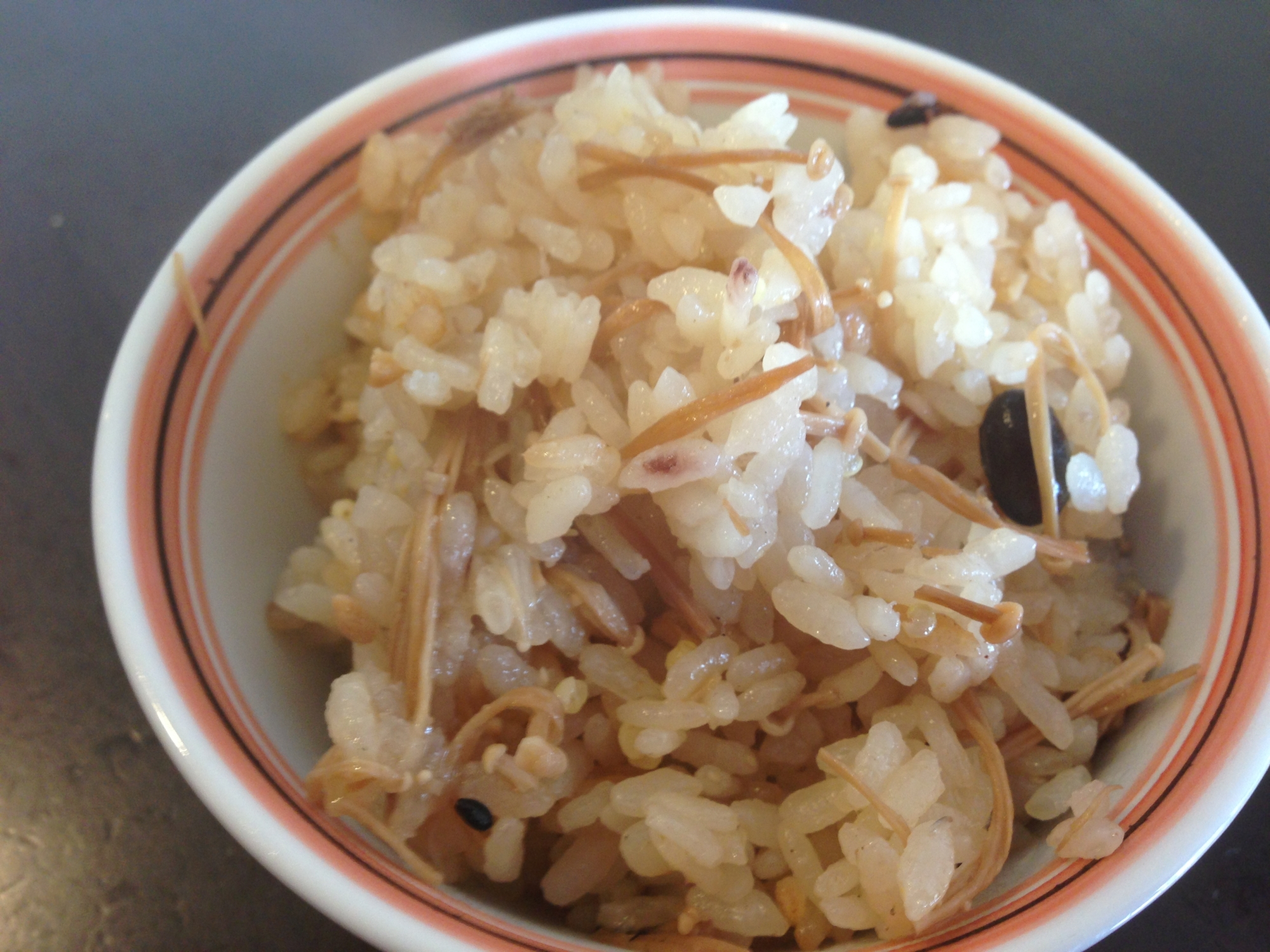 白い茶碗に盛った炊き込みご飯