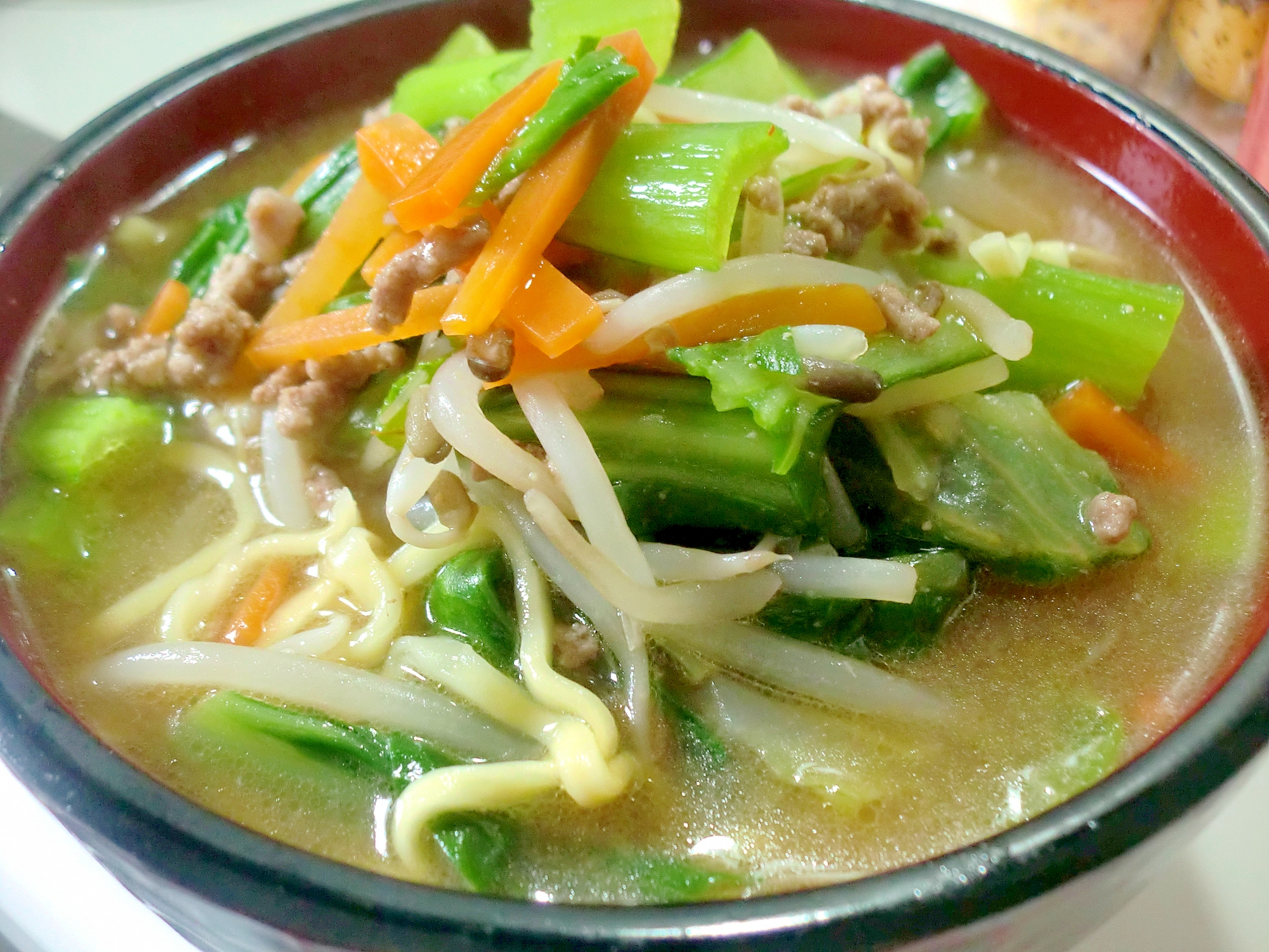 味噌ラーメン♪　チンゲン菜と人参炒めのせ