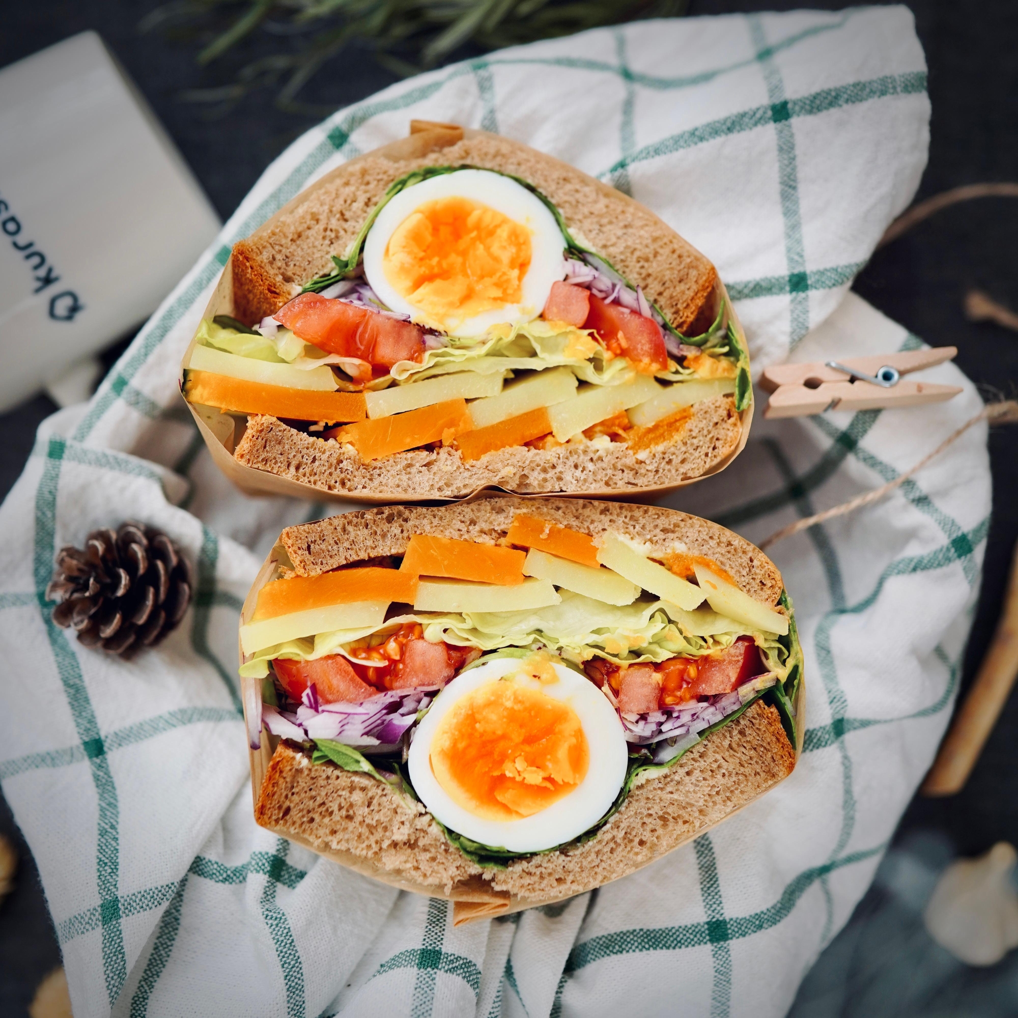 クロスの上に置いた、彩り野菜のボリュームサンド