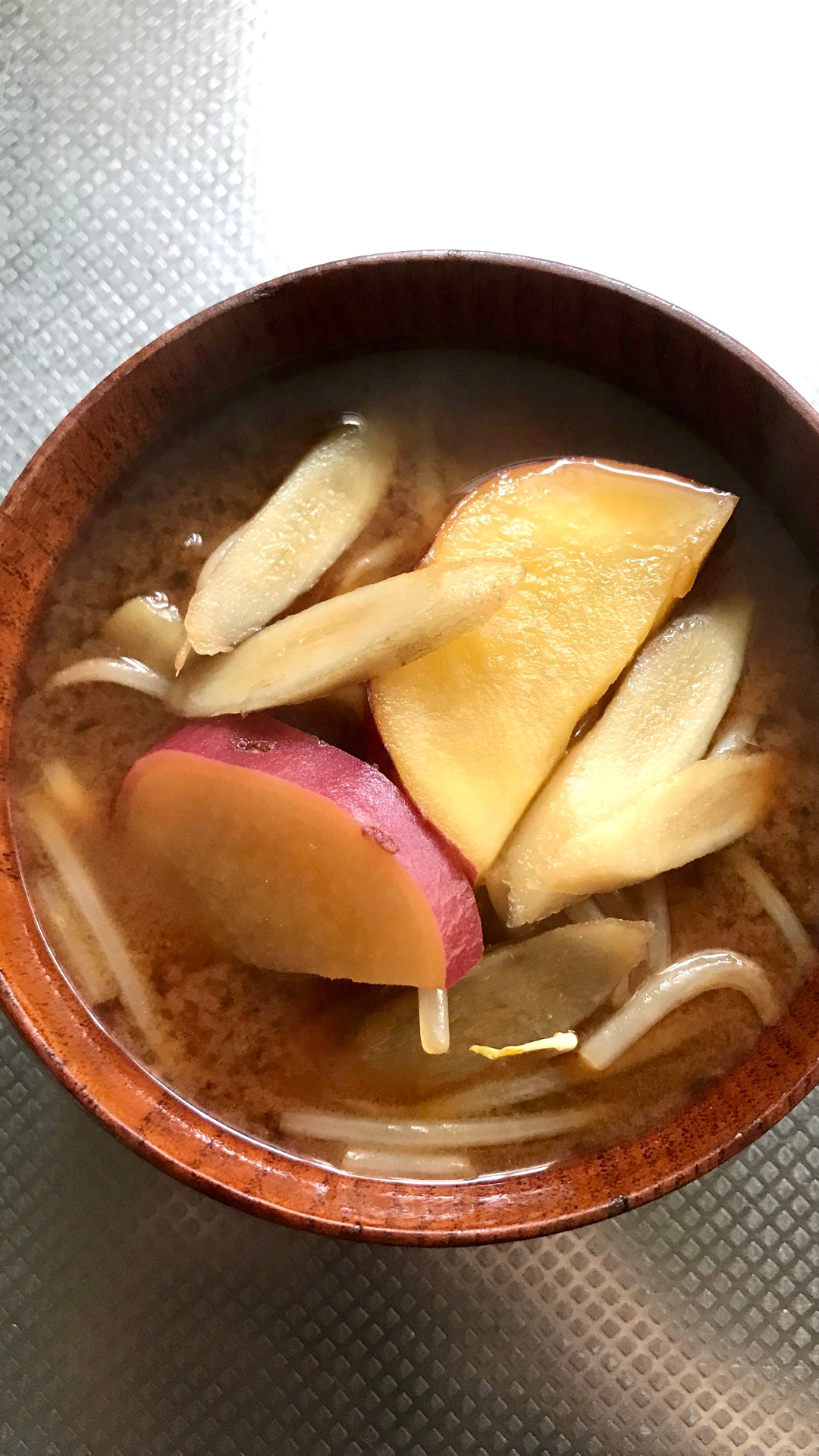 ゴボウとさつまいもの味噌汁