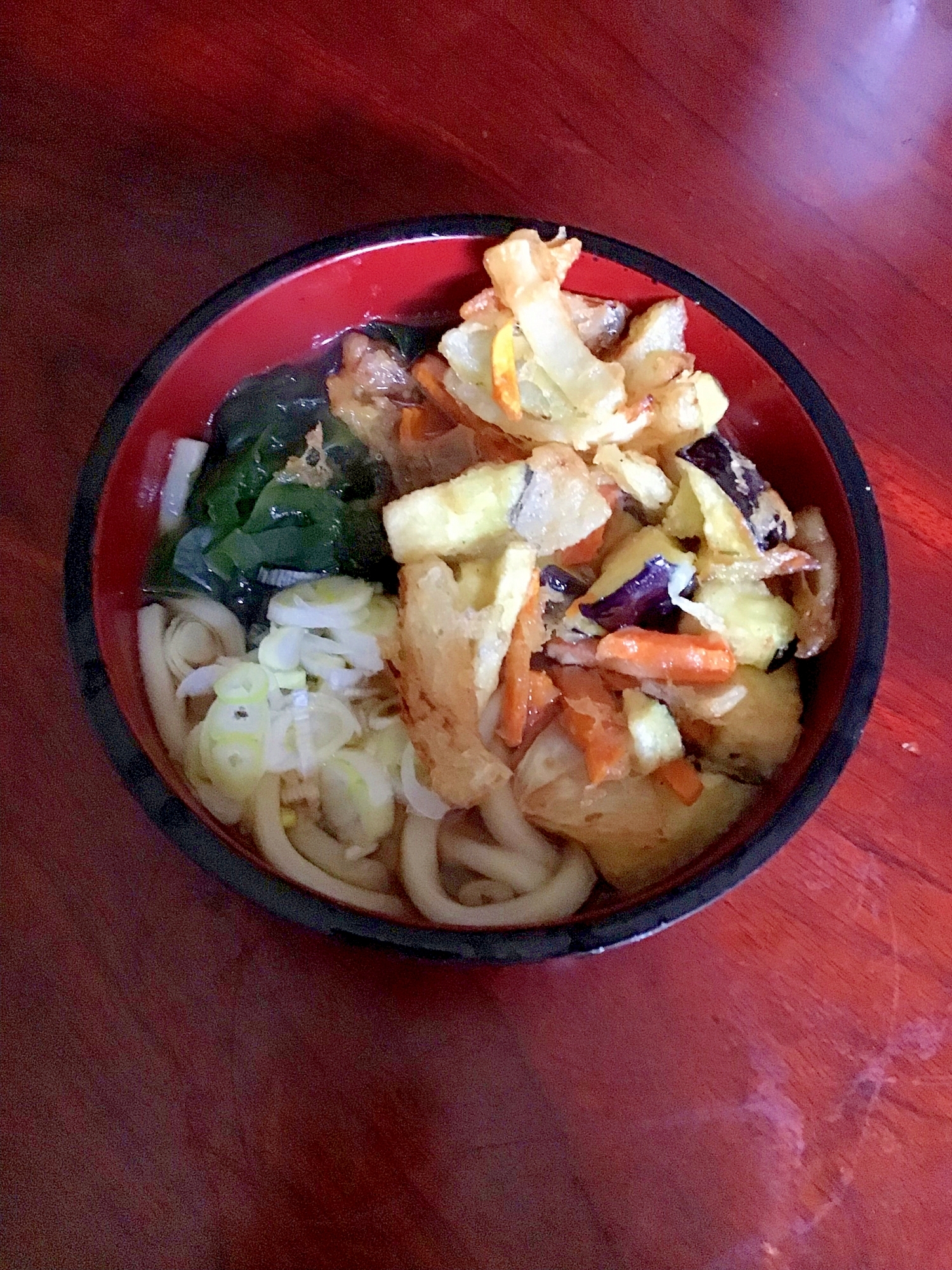 茄子と玉ねぎと人参のかき揚げうどん（ワカメ付き）