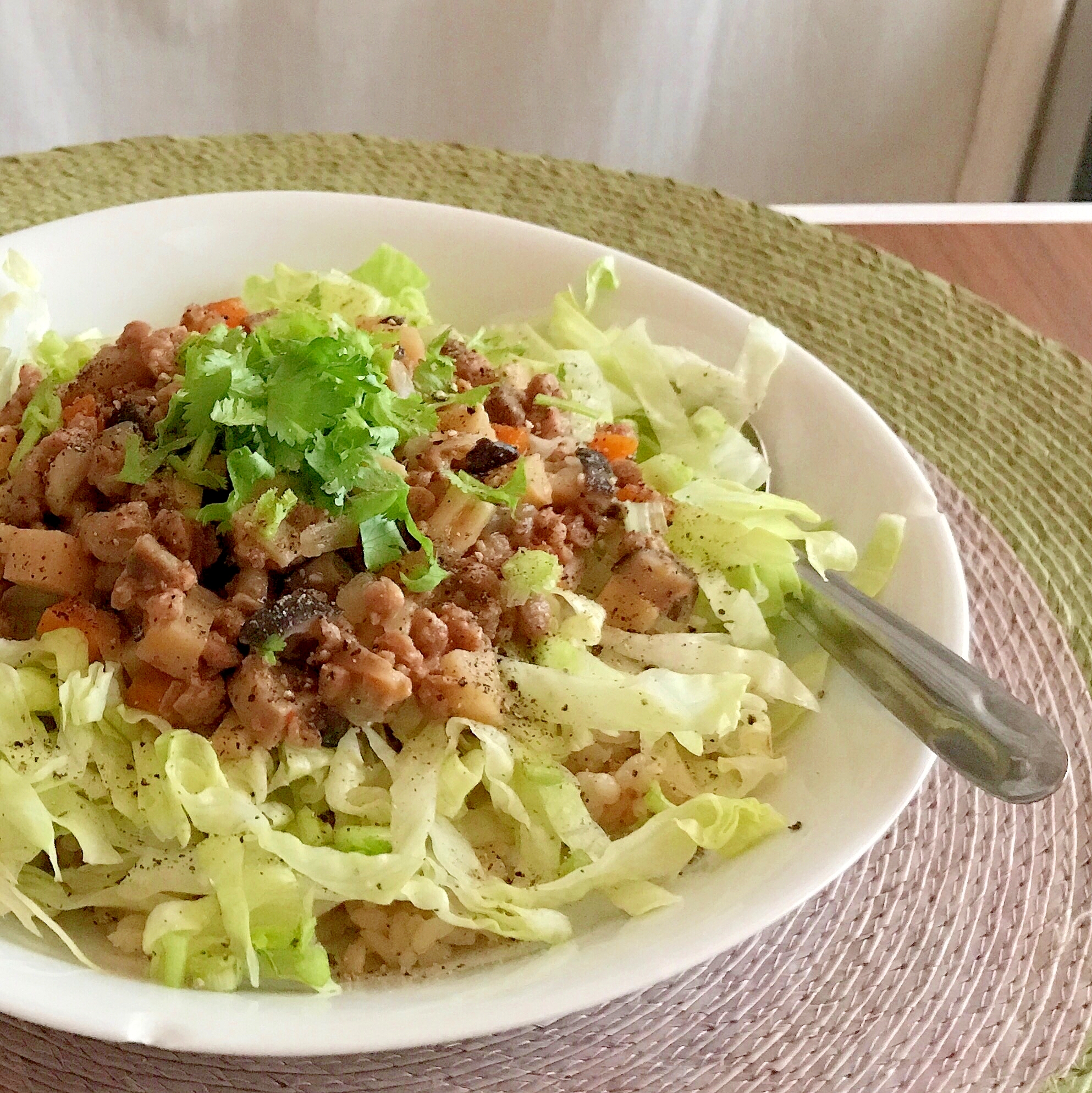 大豆ミートの台湾風そぼろを使ったサラダごはん