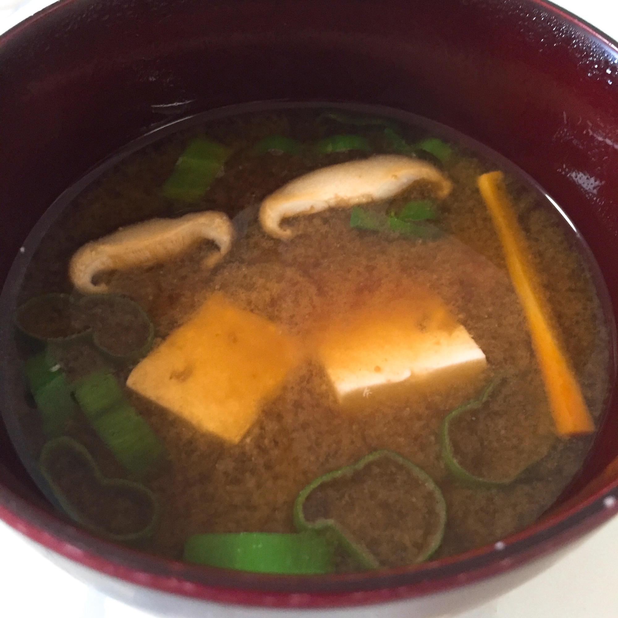 豆腐と人参、椎茸の味噌汁