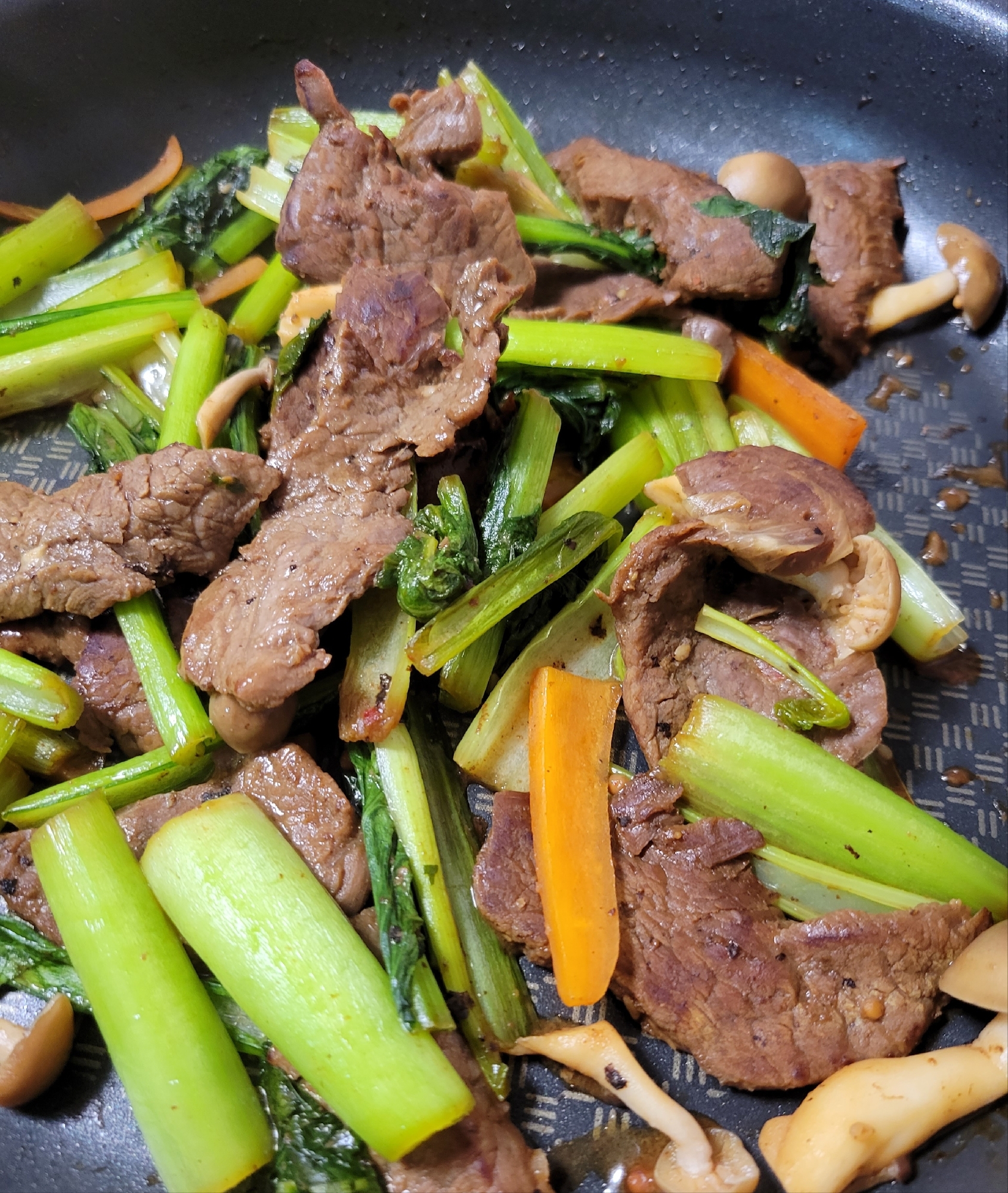味付け肉で簡単に！牛肉と小松菜の野菜炒め