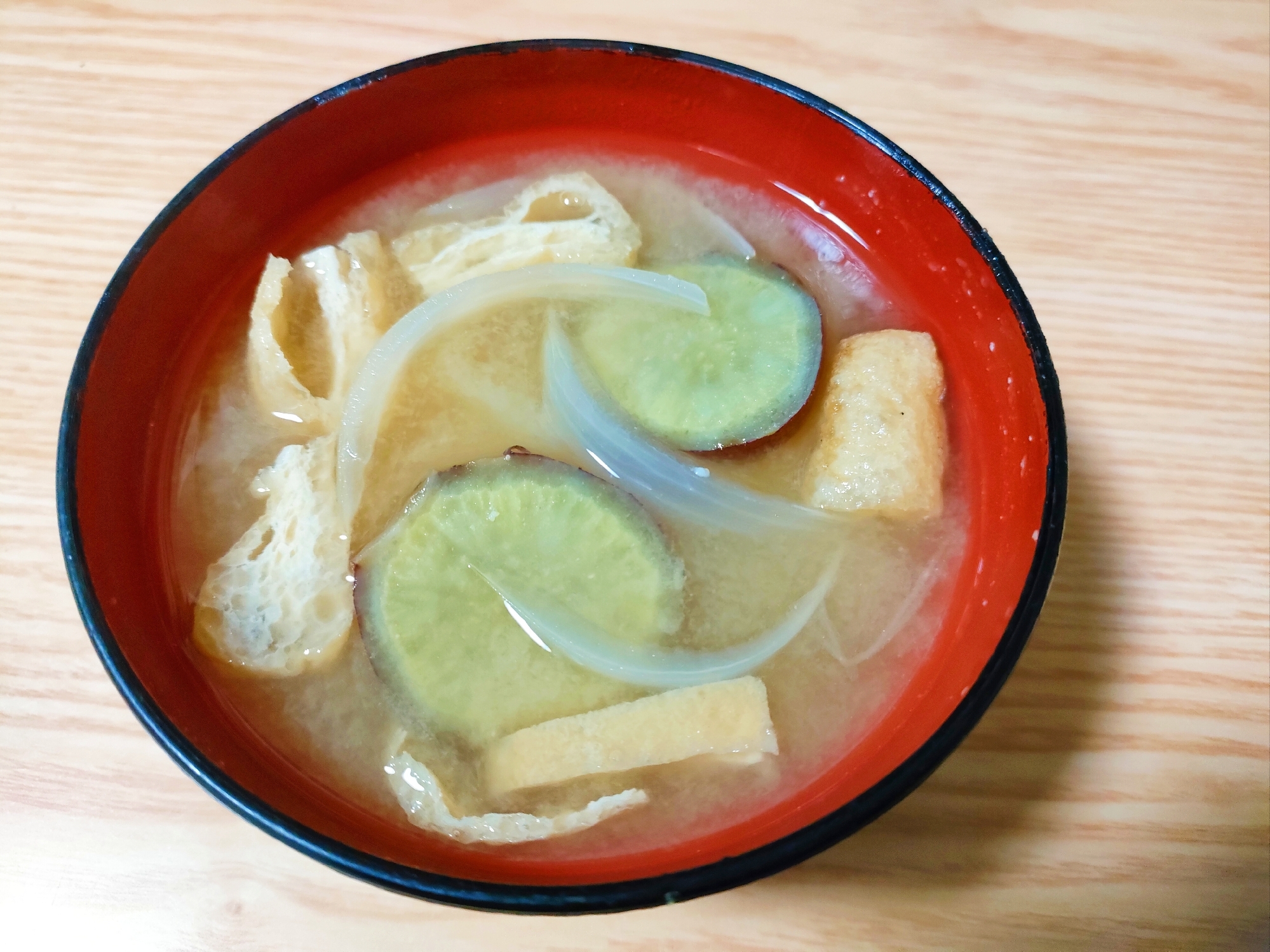 さつまいもと玉ねぎと油揚げの味噌汁