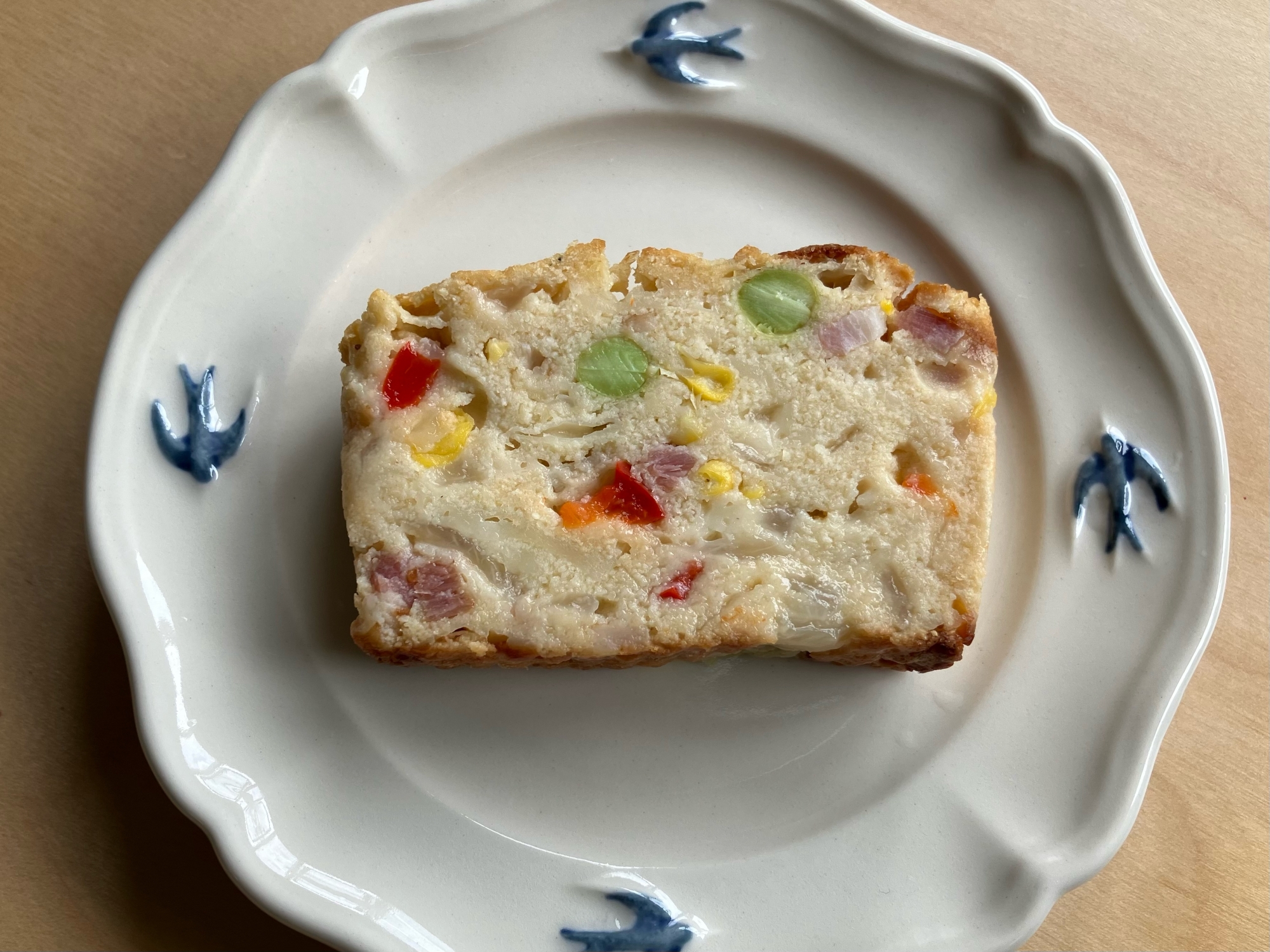 カットして皿に盛られた、おからパウダーのケークサレ