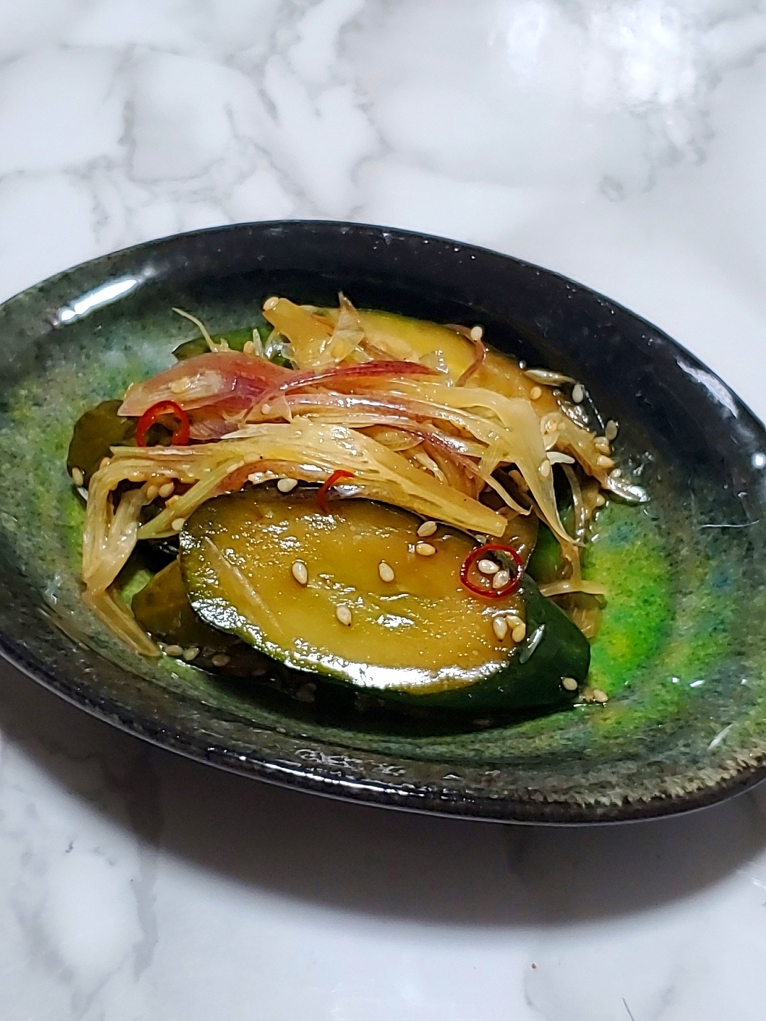 胡瓜とミョウガの中華風昆布つゆ漬け