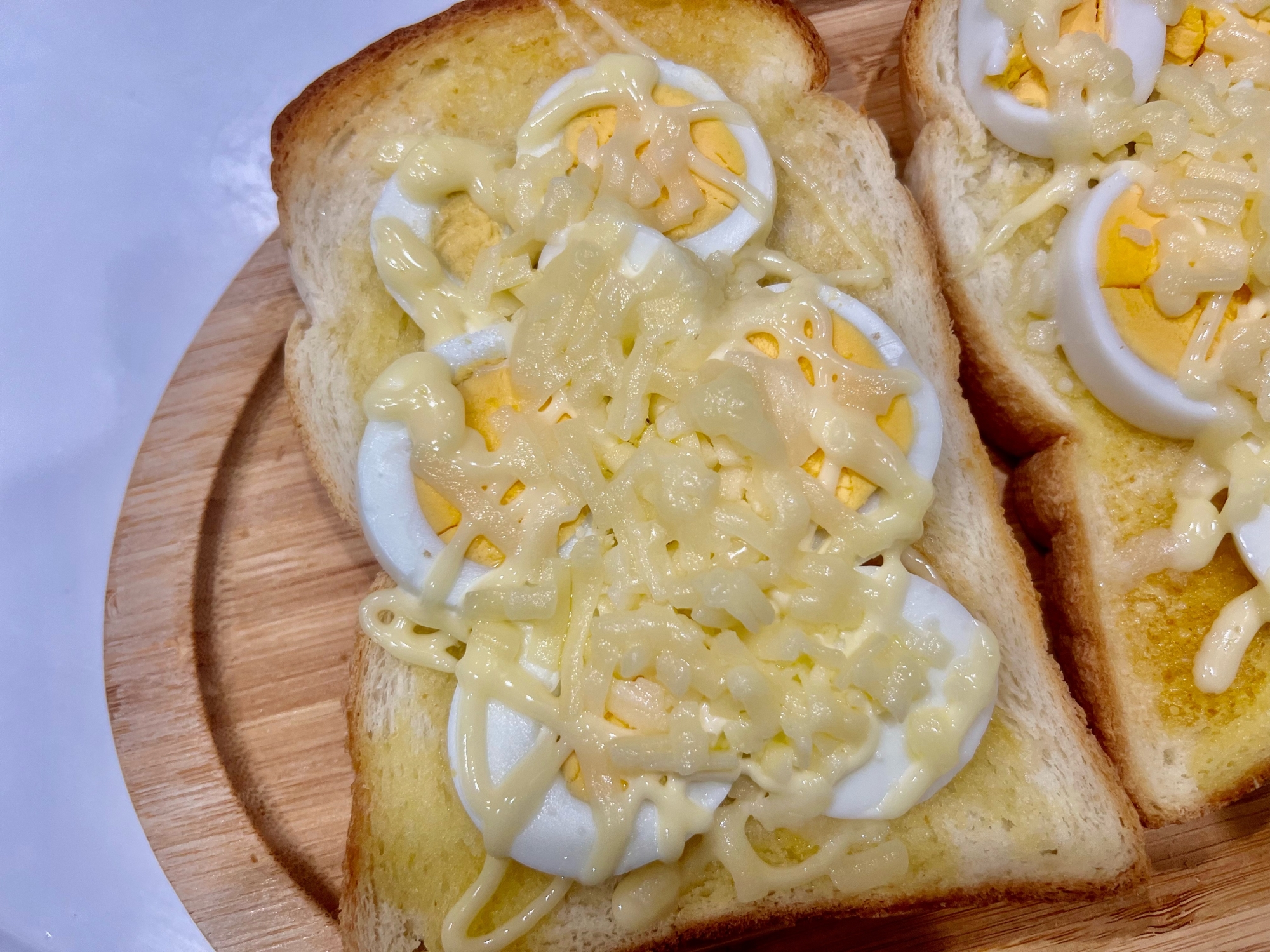 ゆで卵とマヨチーズトースト
