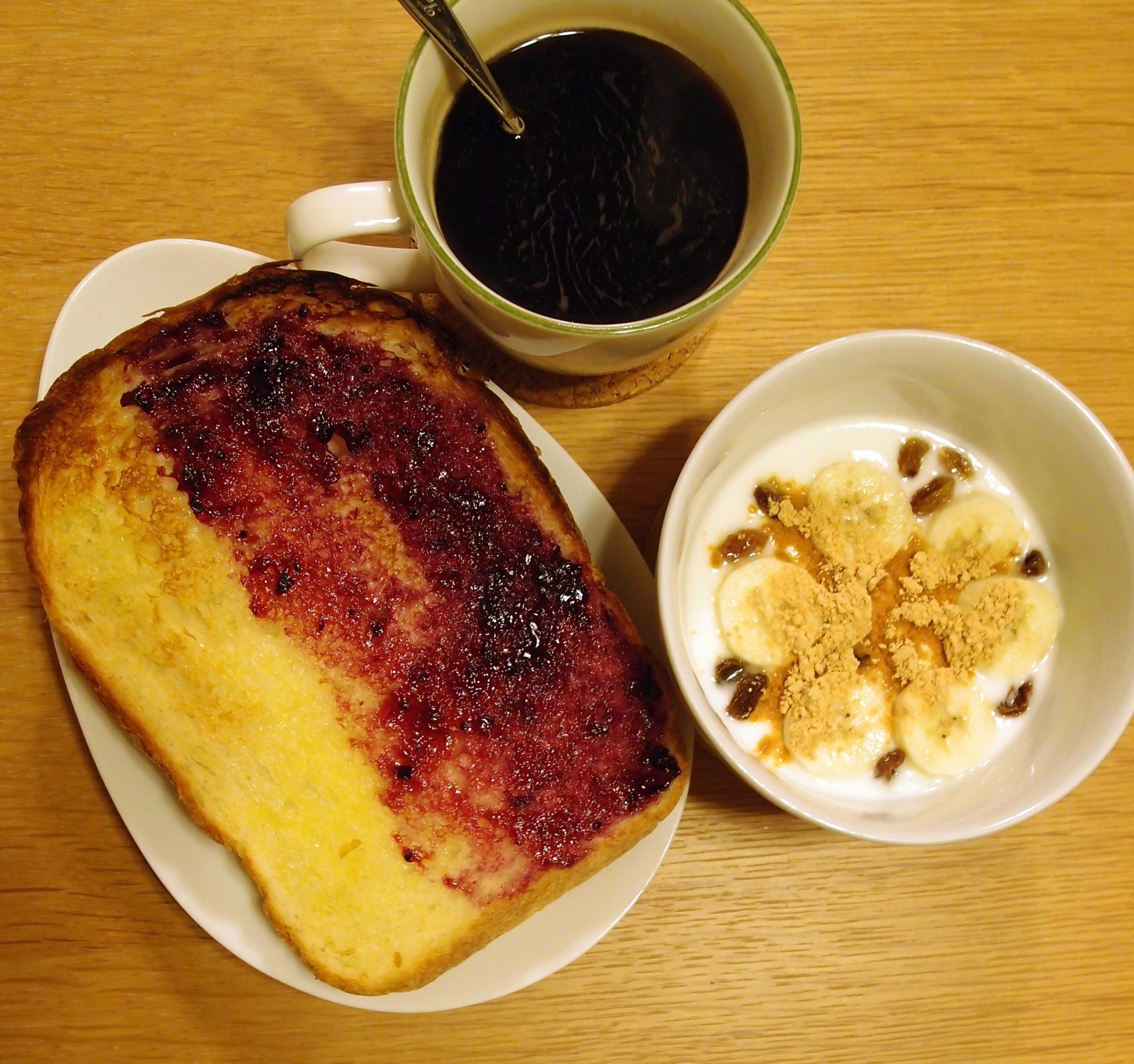 3食トーストとヨーグルトと蜂蜜コーヒーの朝食