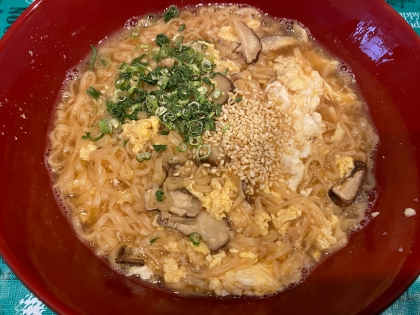 乾燥しいたけもIN。お酢を入れるだけで食べやすくなり、おいしかったです。チキンラーメン好きではなかったのですが、これなら食べられます！ありがとうございました！