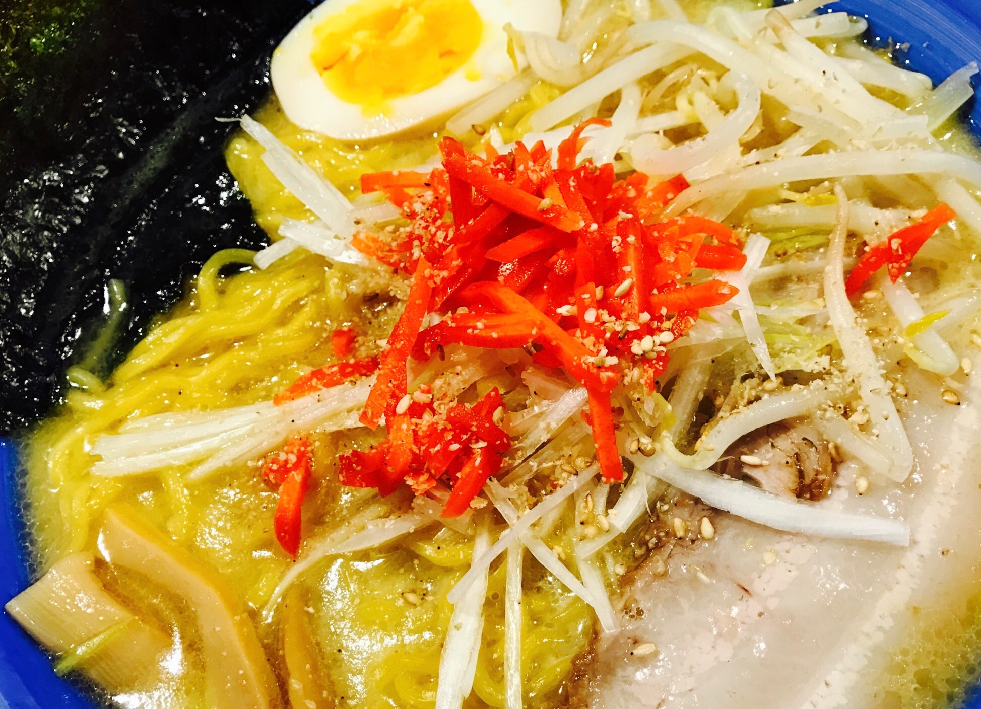 アレンジ！紅生姜ともやしのせゴマ豚骨しおラーメン