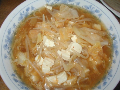 ピリ辛だけど、煮込んだキャベツが甘くてとってもおいしかったです。いつものラーメンと少し違ってて、いいですね。ごちそうさまでした。