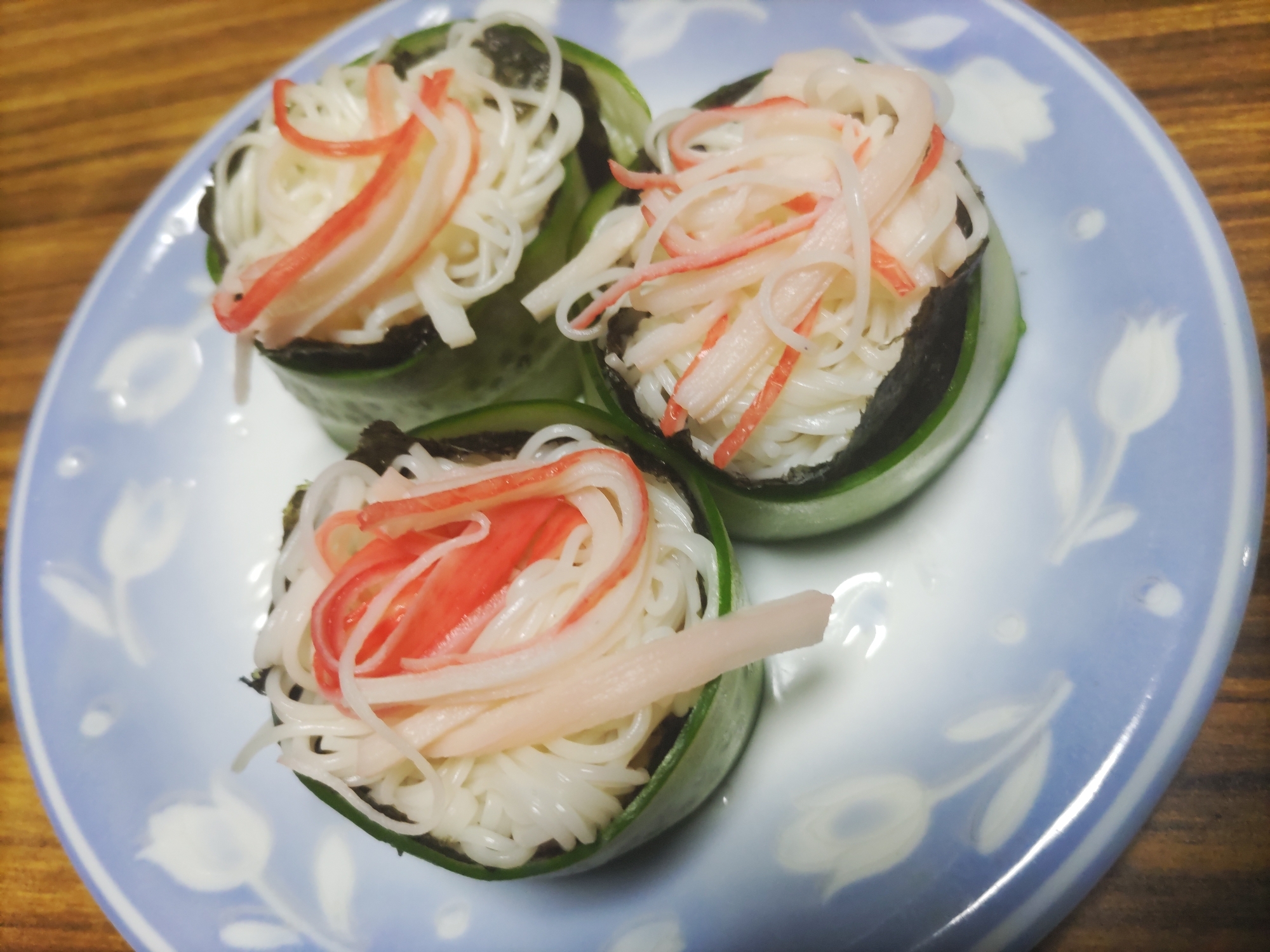 カニカマ乗せきゅうりと海苔巻きの素麺