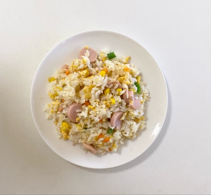 卵と魚肉ソーセージとピーマンの炒飯