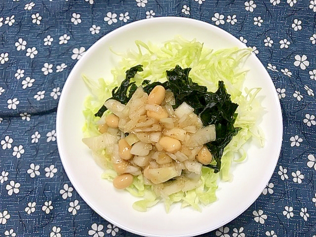 キャベツとわかめの大豆オニオンドレッシングサラダ