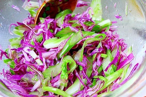 セロリと紫キャベツのサラダ