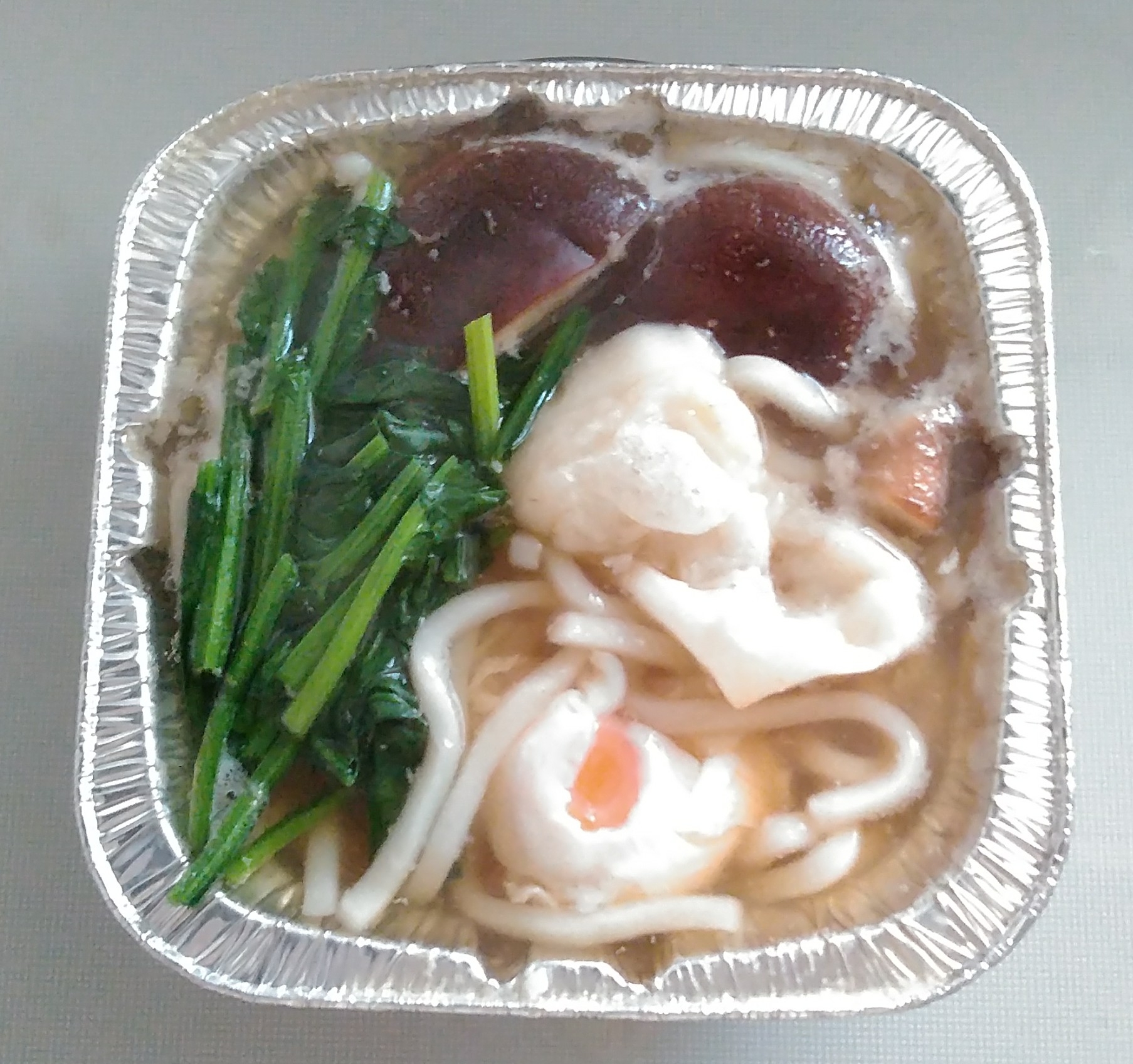 いろいろ具材の鍋焼きうどん