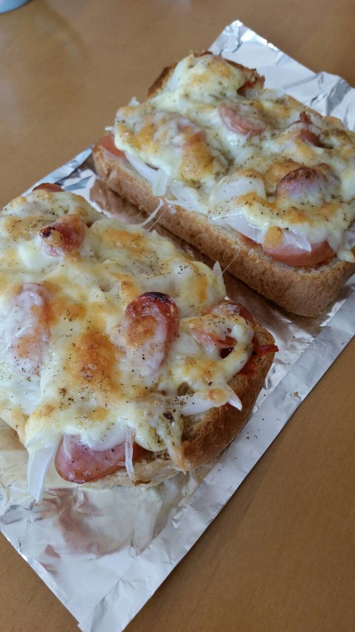 ウインナーと玉ねぎのピザトースト♪