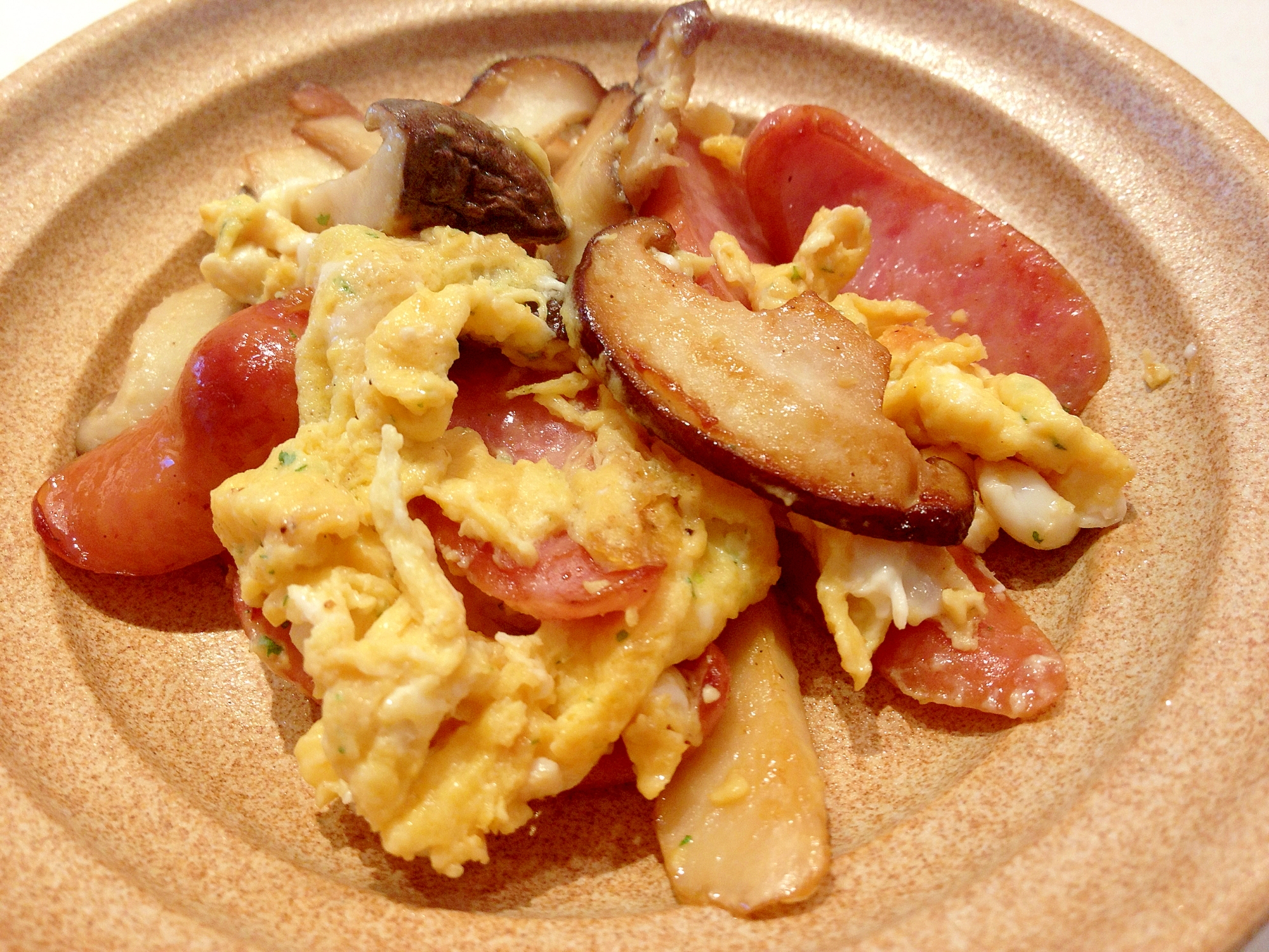 朝食に！きのことウインナーと卵の炒め物