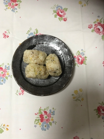 玉子焼き入り　炒り大豆とかつおふりかけのおにぎり