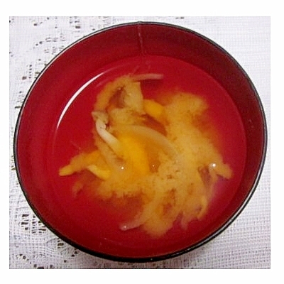 しめじとたまねぎの味噌汁（昆布だし）