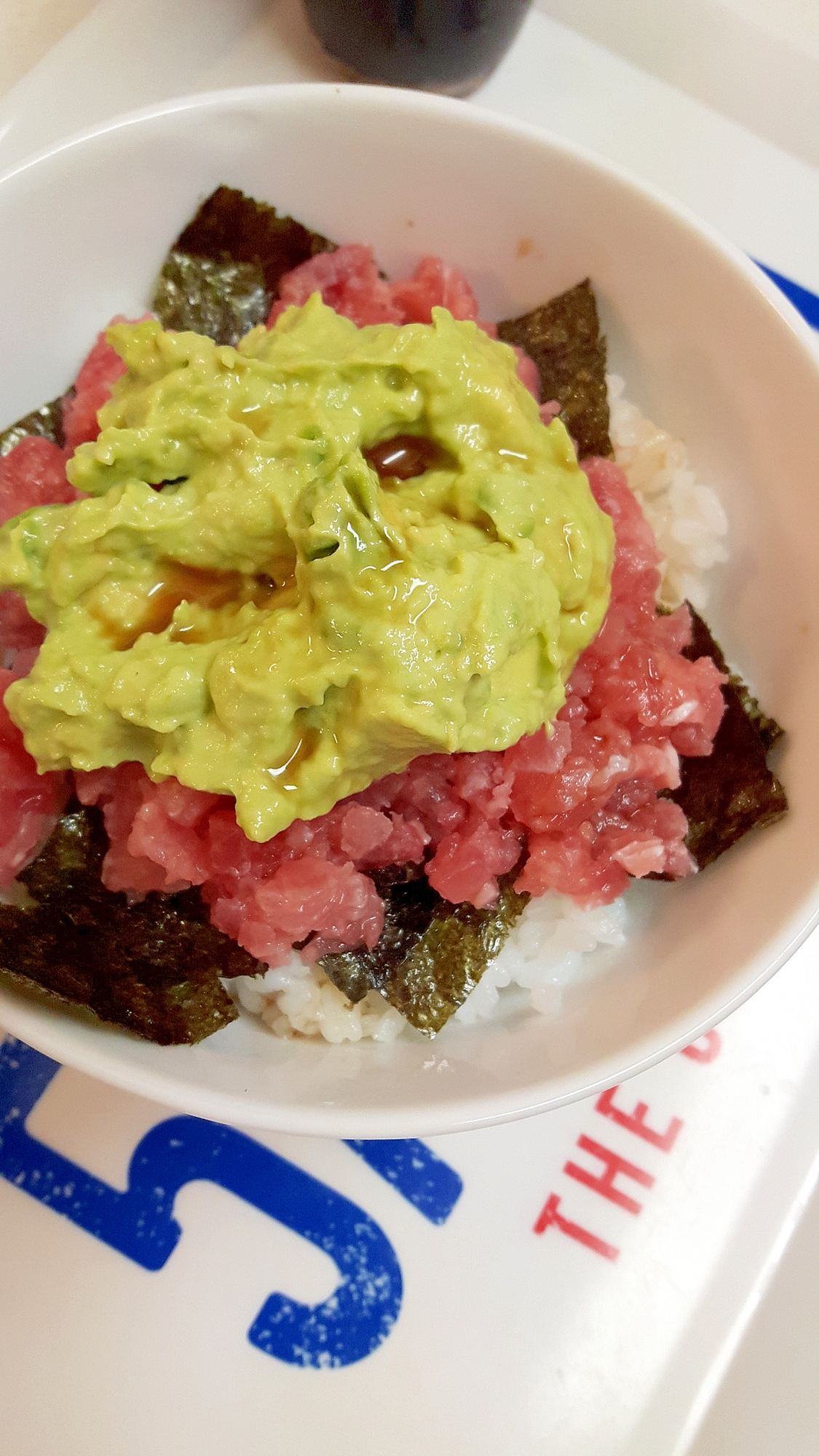 簡単・ヘルシー！タタキまぐろのマヨアボカド丼♪