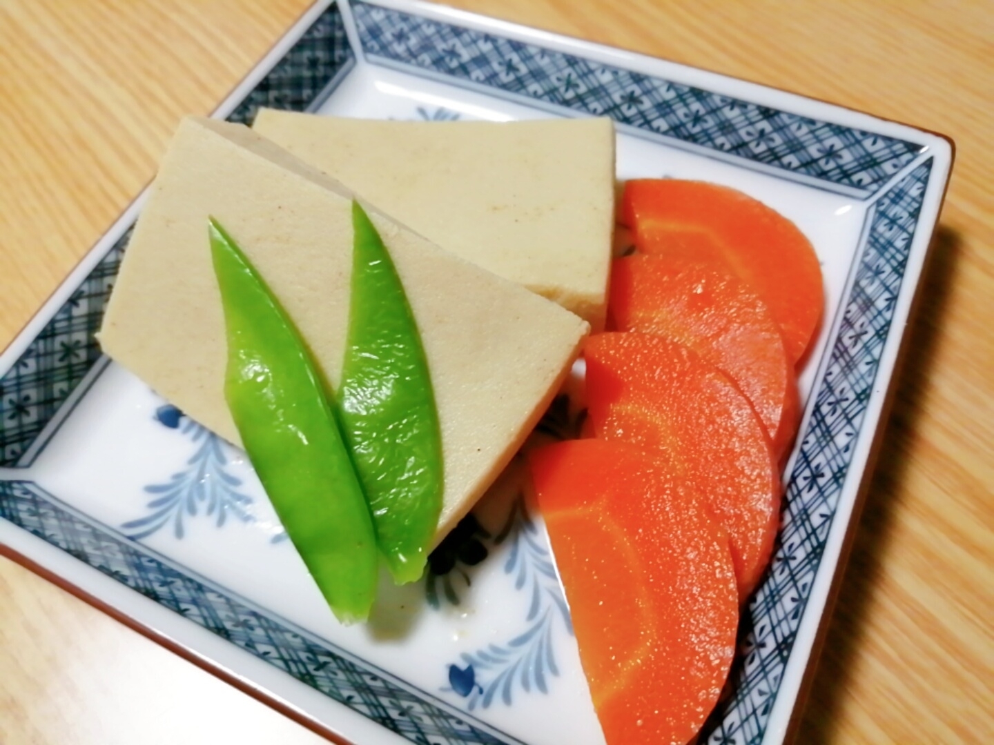 高野豆腐と人参と絹さやの煮物