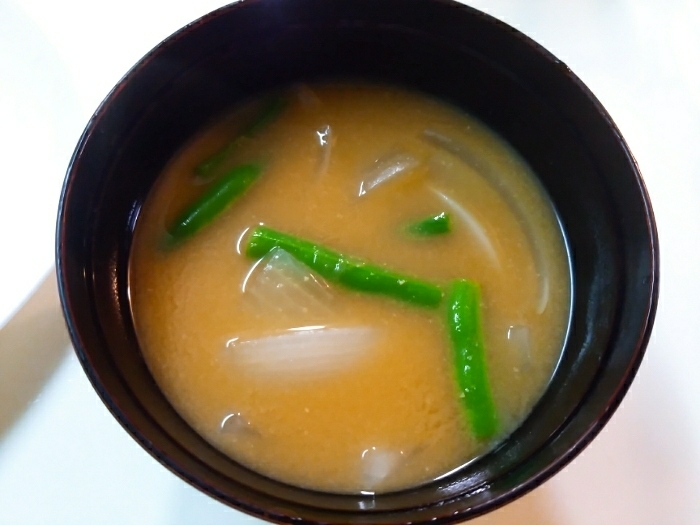 インゲン豆と玉ねぎの味噌汁