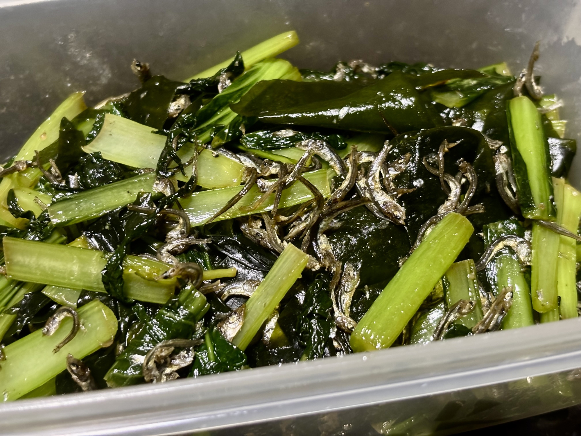 簡単！じゃこ風味〜小松菜とわかめの炒め物