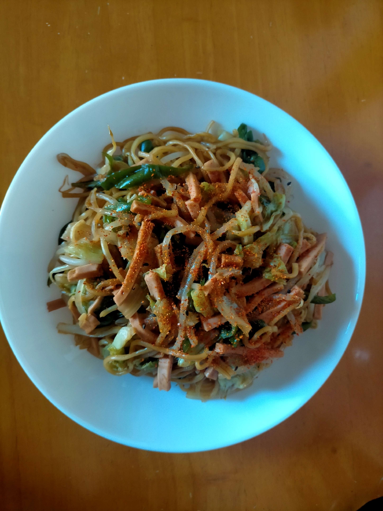もやしと魚肉ソーセージとキャベツのピリ辛焼きそば