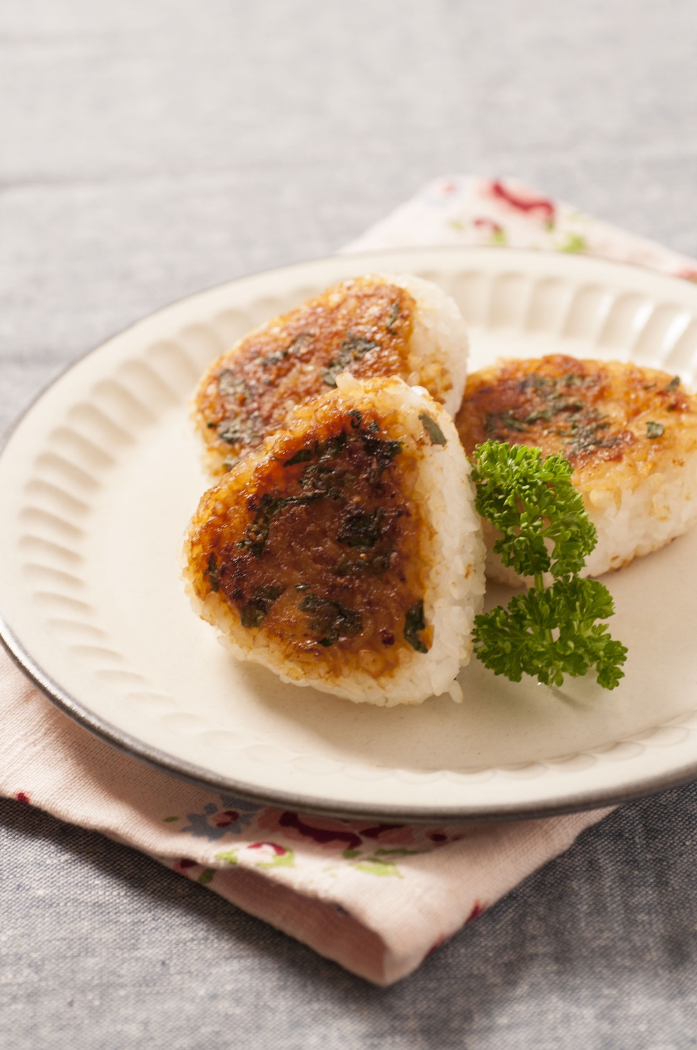 夜食にも安心の乾燥こんにゃく米焼きおにぎり レシピ 作り方 By 伊豆河童 楽天レシピ 夜食にも安心の乾燥こんにゃく米焼きおにぎり レシピ 作り方 By 伊豆河童 楽天レシピ