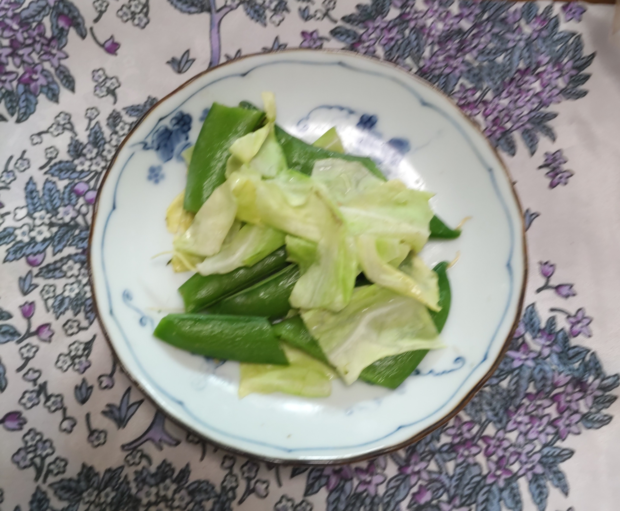 キャベツとスナップえんどうの炒め物