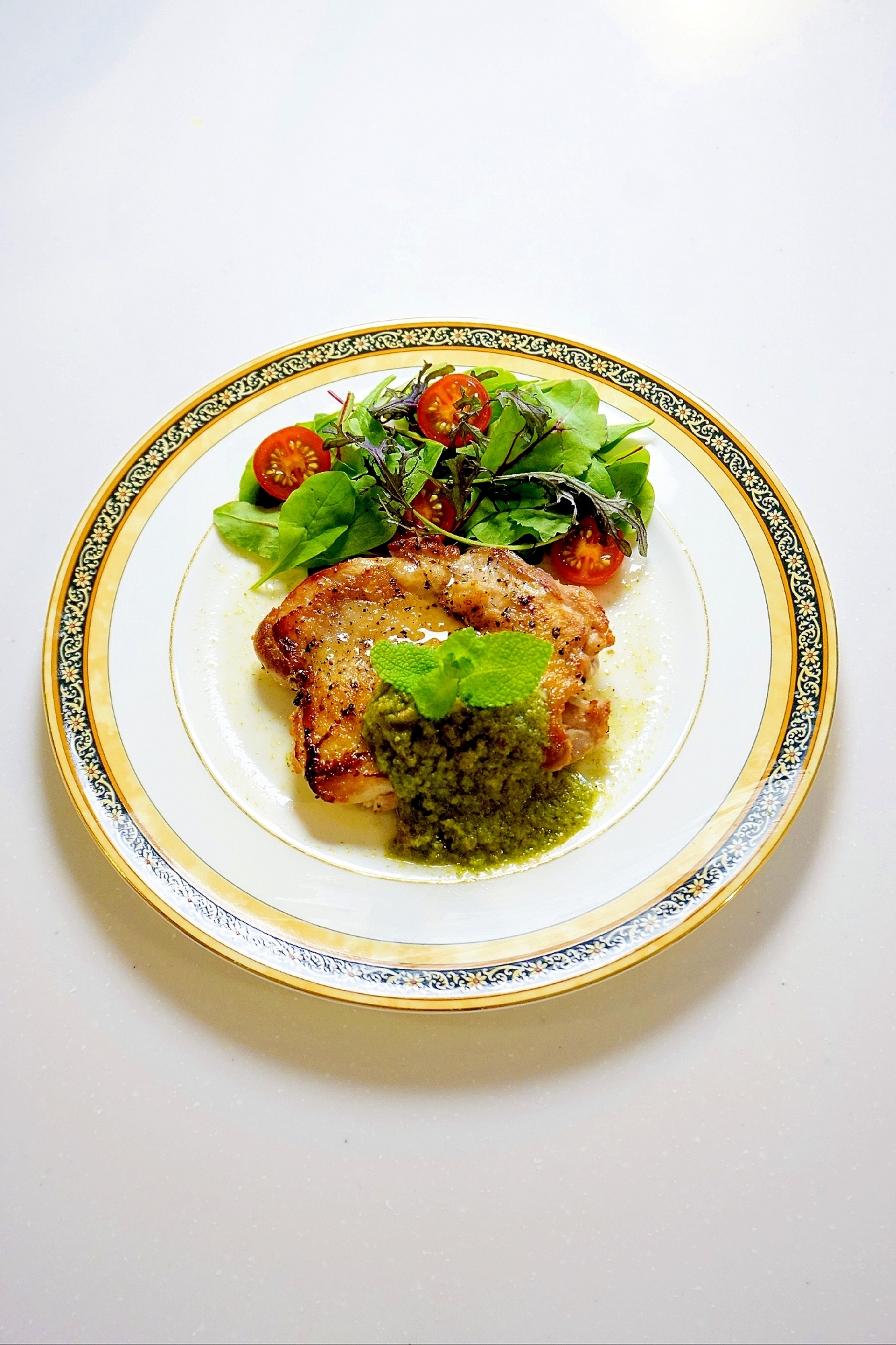 皮はパリッ身はジュワッ!チキンソテー ミントソース