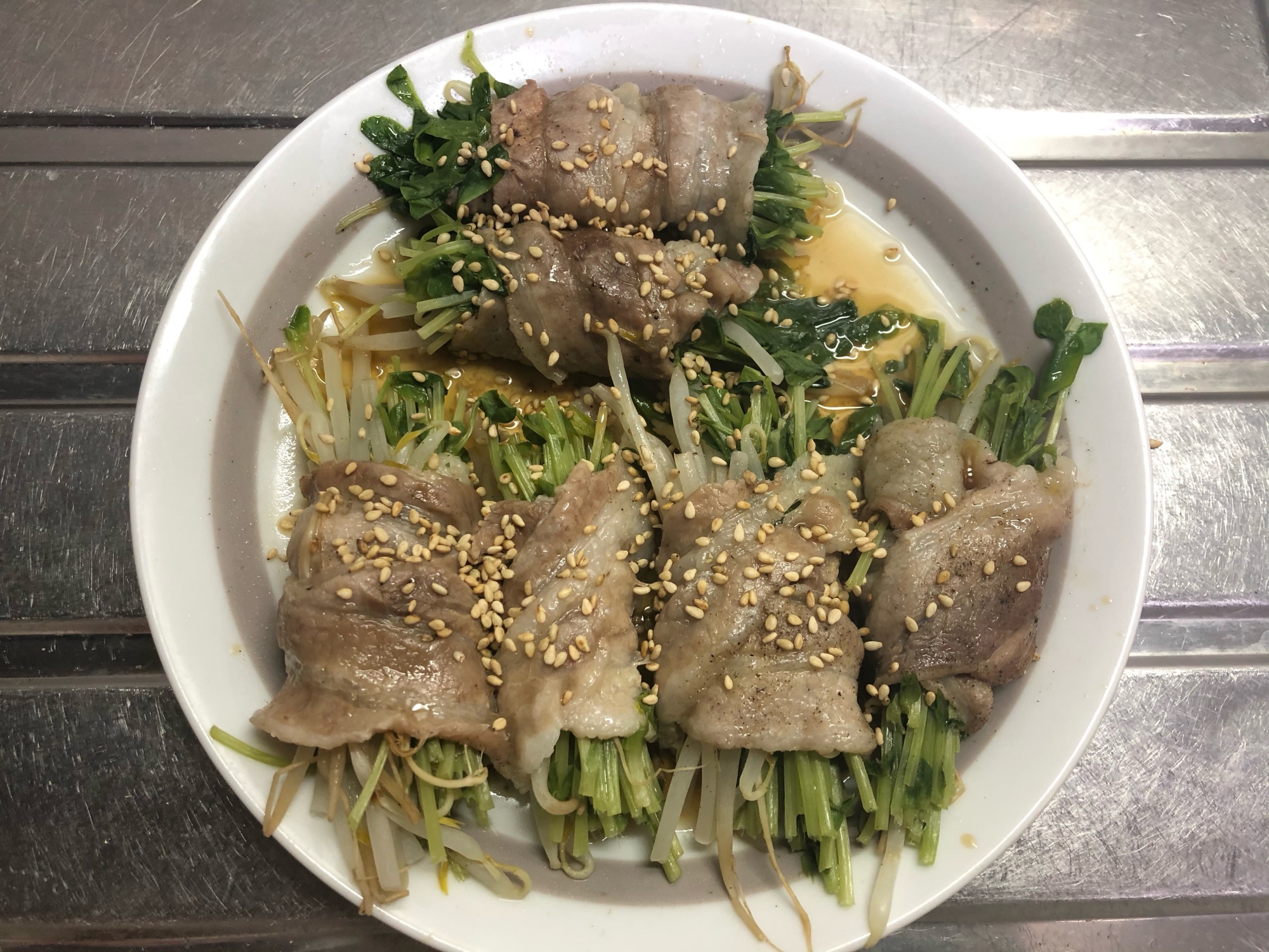 豆苗ともやしの豚肉巻き!