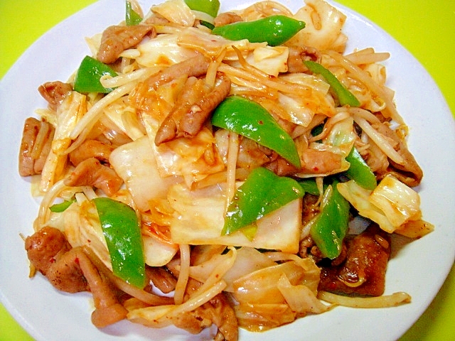味付きホルモンとキャベツもやしの辛味炒め