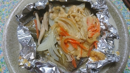 野菜たっぷりで魚が隠れてまいましたが、カレイで作ってみました。味噌･マヨネーズ味付け美味しかったです。