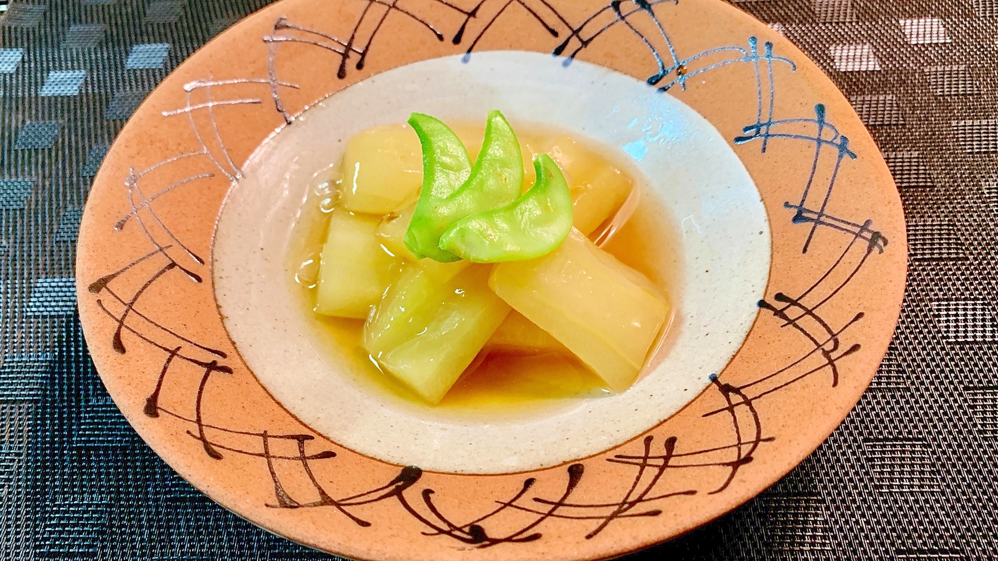 オレンジ色の皿に盛られた加賀太きゅうりの翡翠煮
