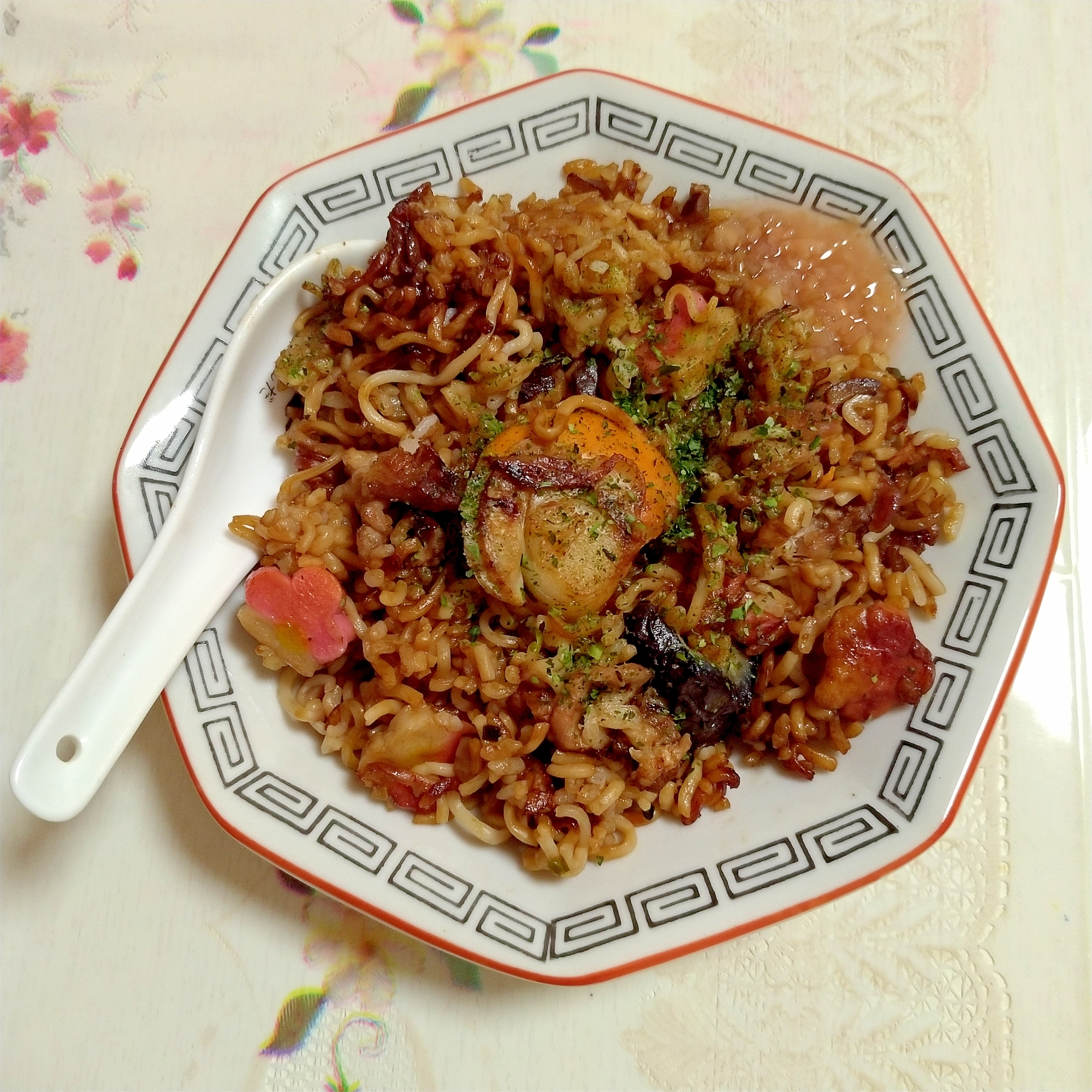 乾燥椎茸の戻し汁で戻した即席フライ麺 DE そば飯