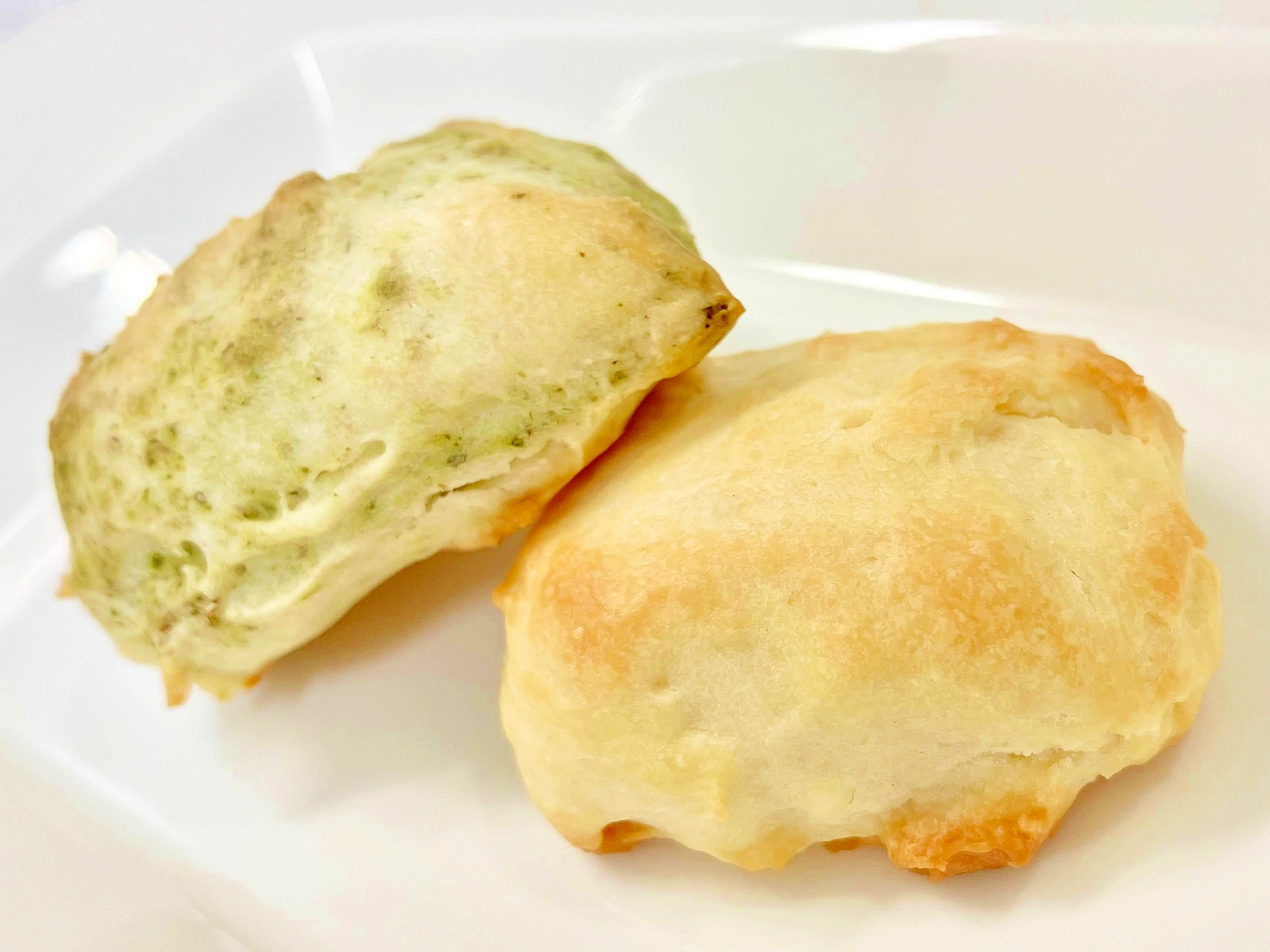 白色の皿に盛られたプレーンスコーン